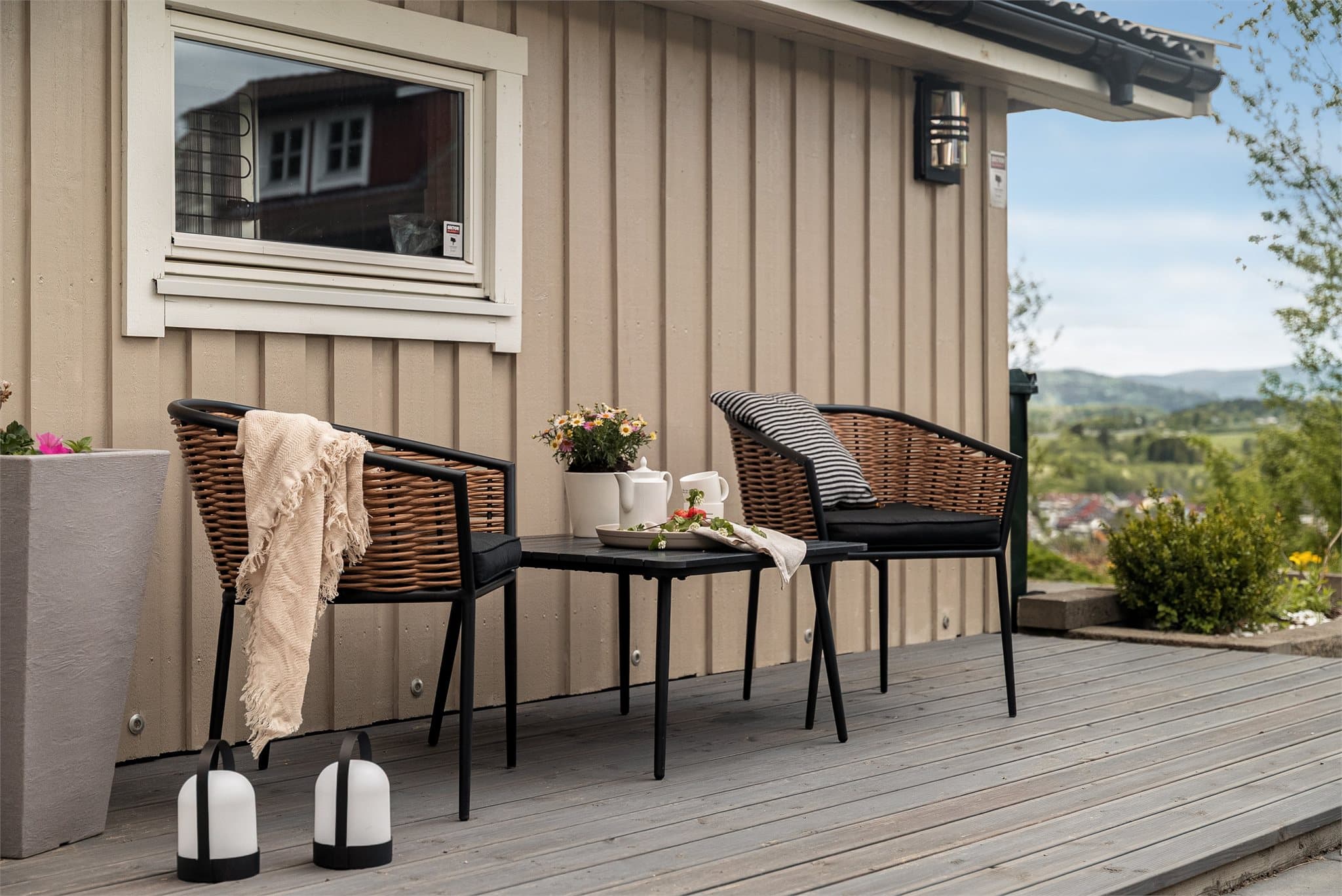 Eiendommen har også en frittstående utvendig bod med god lagringsplass, samt en tilknyttet terrasse med plass til utemøbler.
