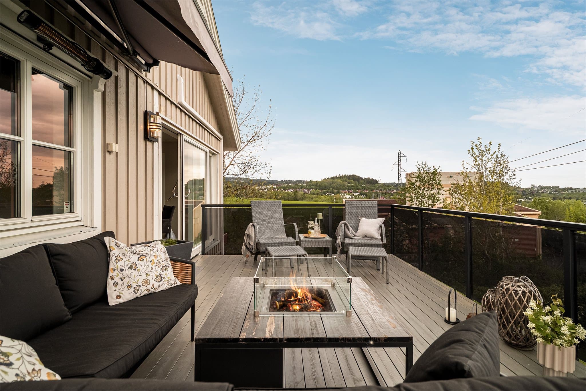 Terrassen har sort glassrekkverk som gir et eksklusivt og moderne uttrykk. Fra terrassen kan man nyte nydelig utsikt og gode solforhold.