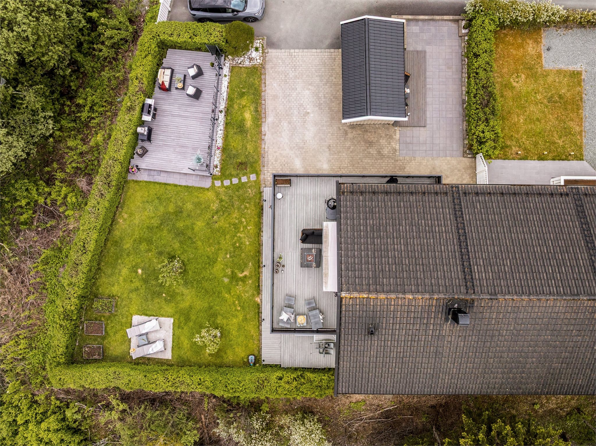 Eiendommen byr blant annet på flott utsikt, flere solrike terrasser og hyggelige uteområder, gårdsplass med belegningsstein og asfalt, samt garasje og frittstående bod.