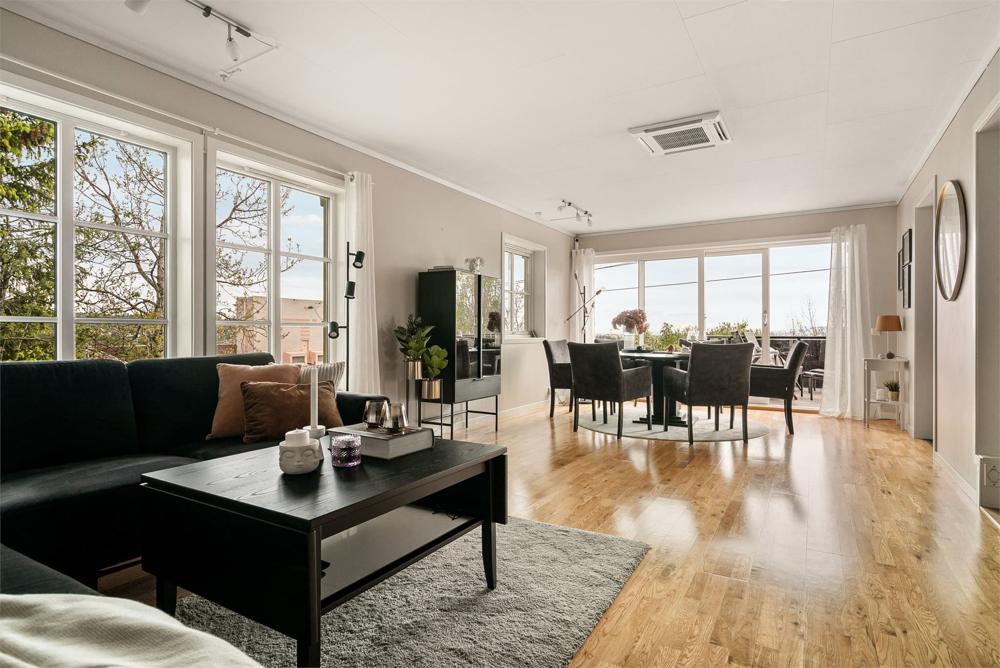 Boligen har en lys og innbydende stue på hele 30 kvm, med god plass til både sofagruppe og spiseplass.