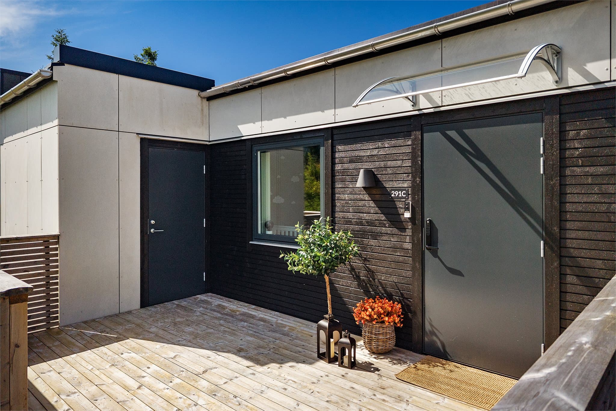 - Et flott inngangsparti med terrasse på hele 14,2m² og adkomst til sportsbod på 5m² -