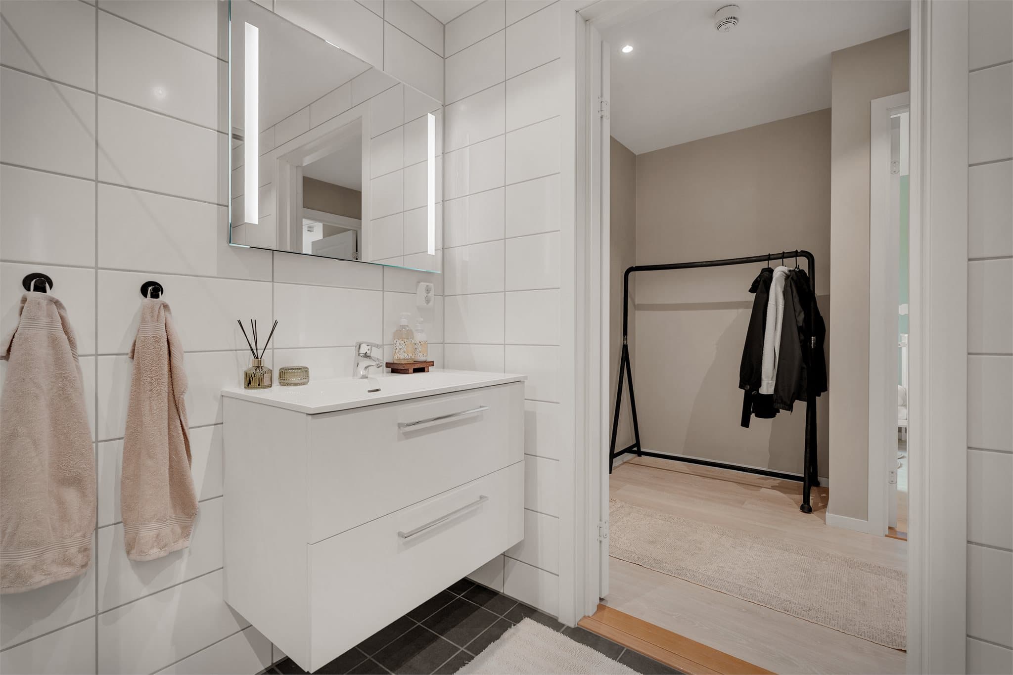 - Badet måler 5,9m² og har keramiske fliser på gulv og vegger -