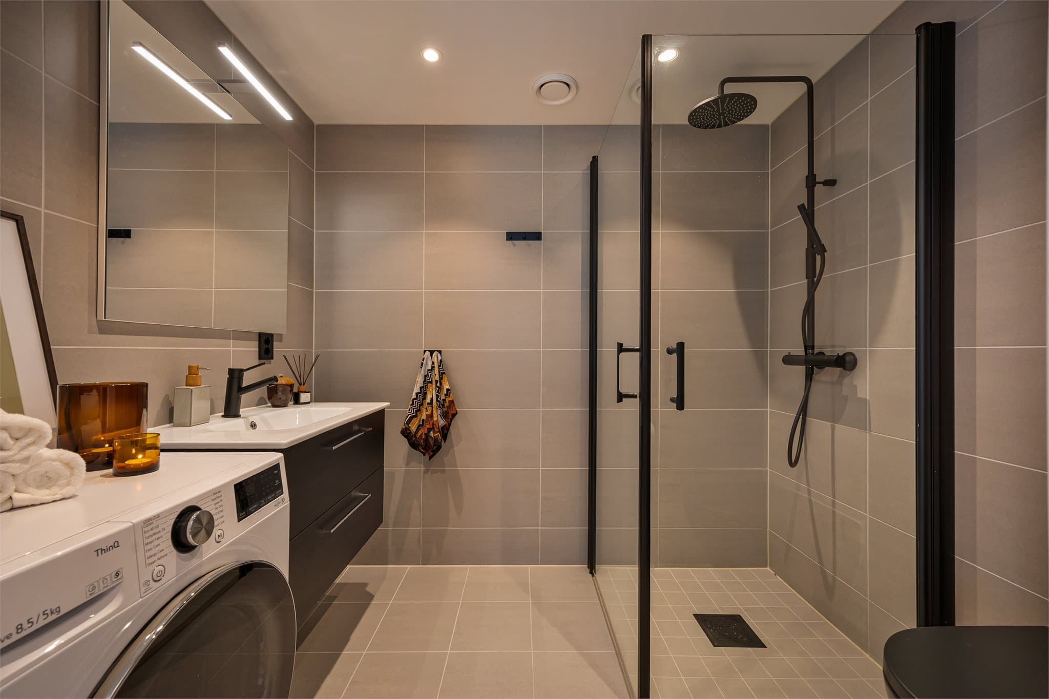 Delikat baderom med downlights i himling og gulvvarme.