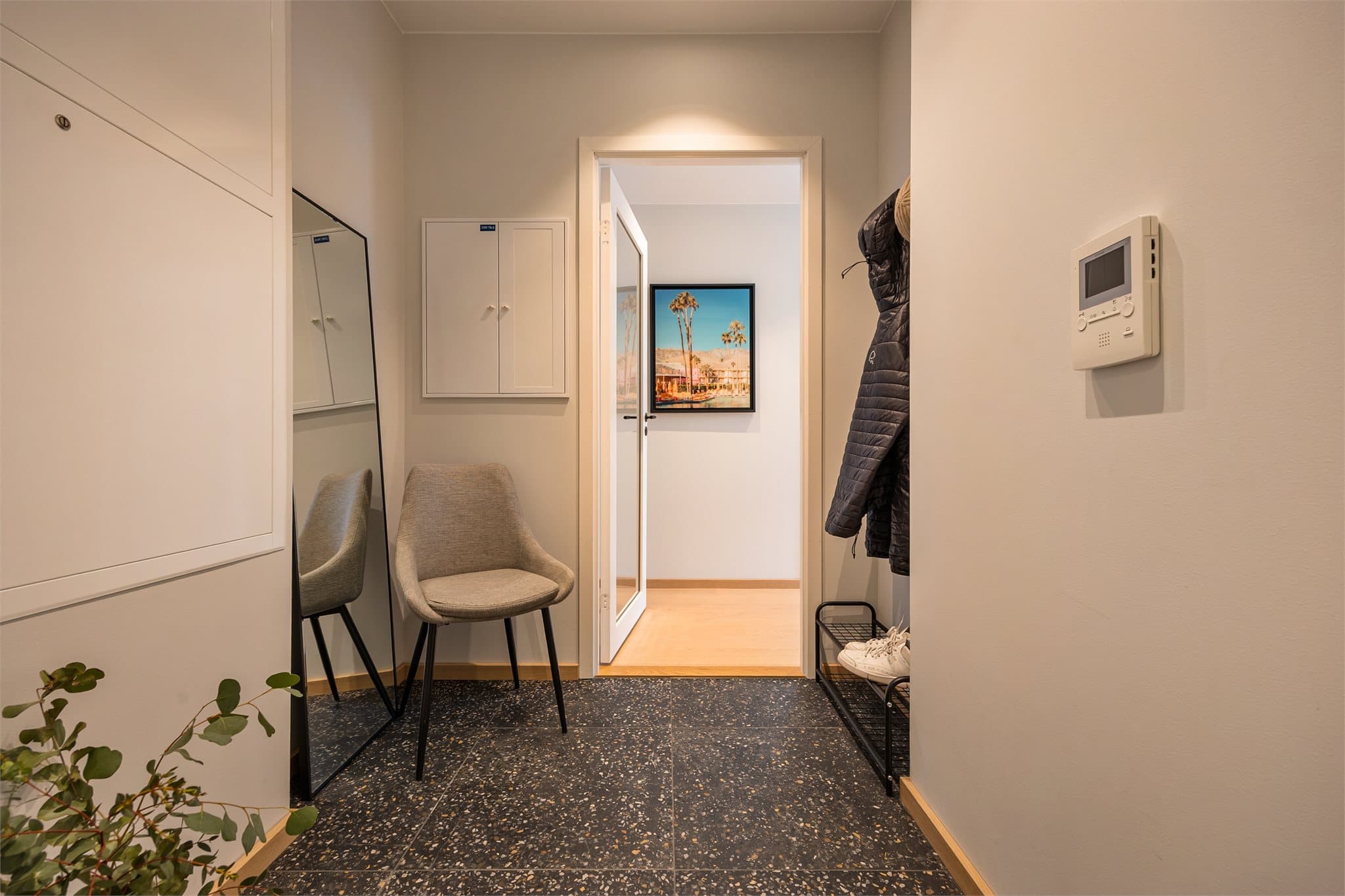 Velkommen inn! Lysmalt entré med fliser på gulv.