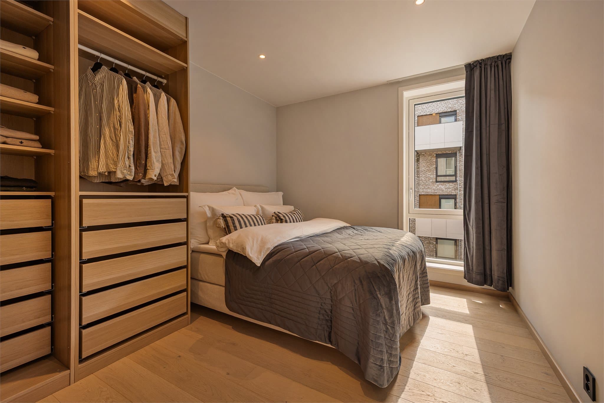 Soverommet er av god størrelse med plass til dobbeltseng og tilhørende møblement.