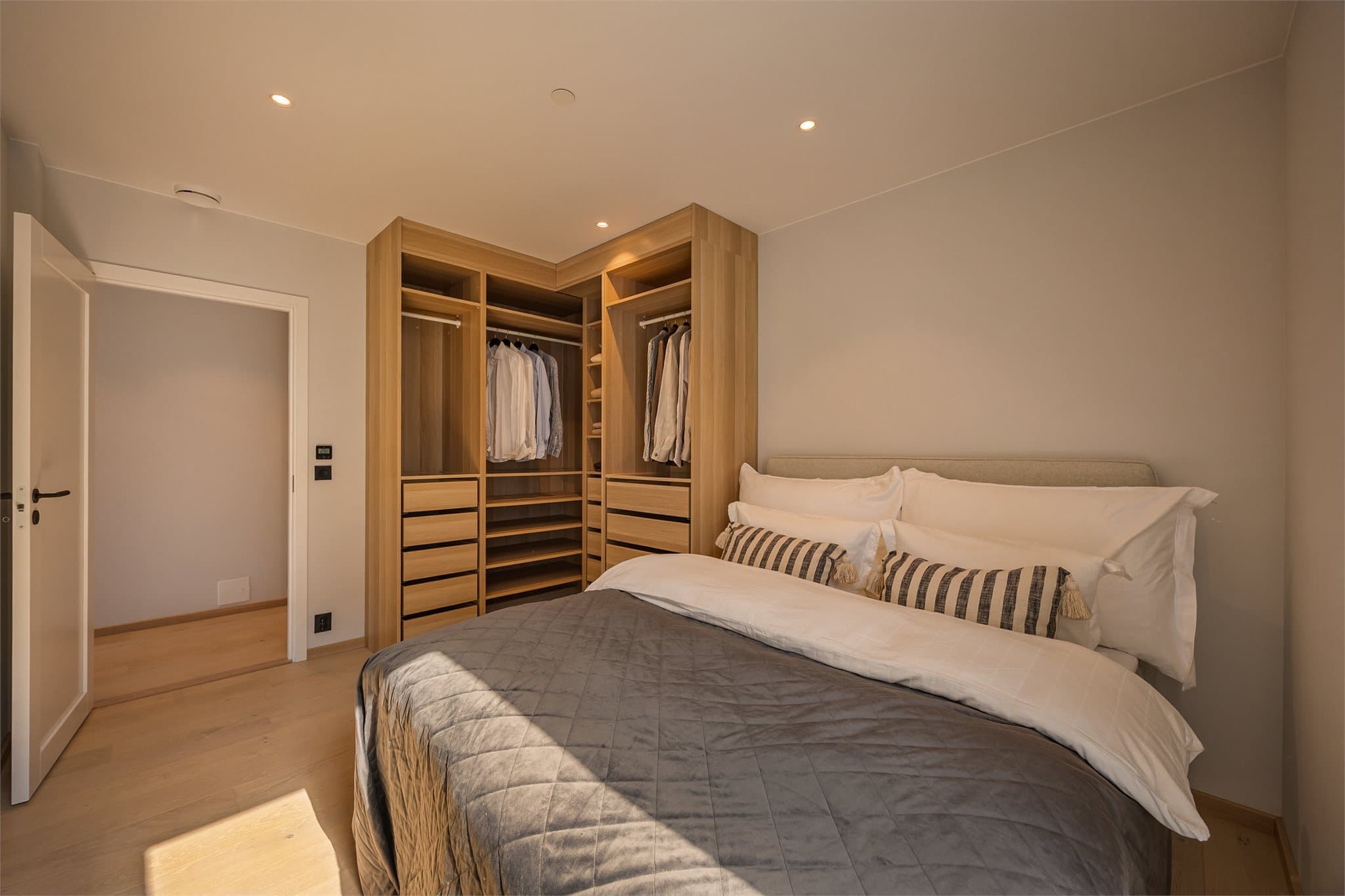 Det er satt inn garderobeløsning av typen PAX fra Ikea.