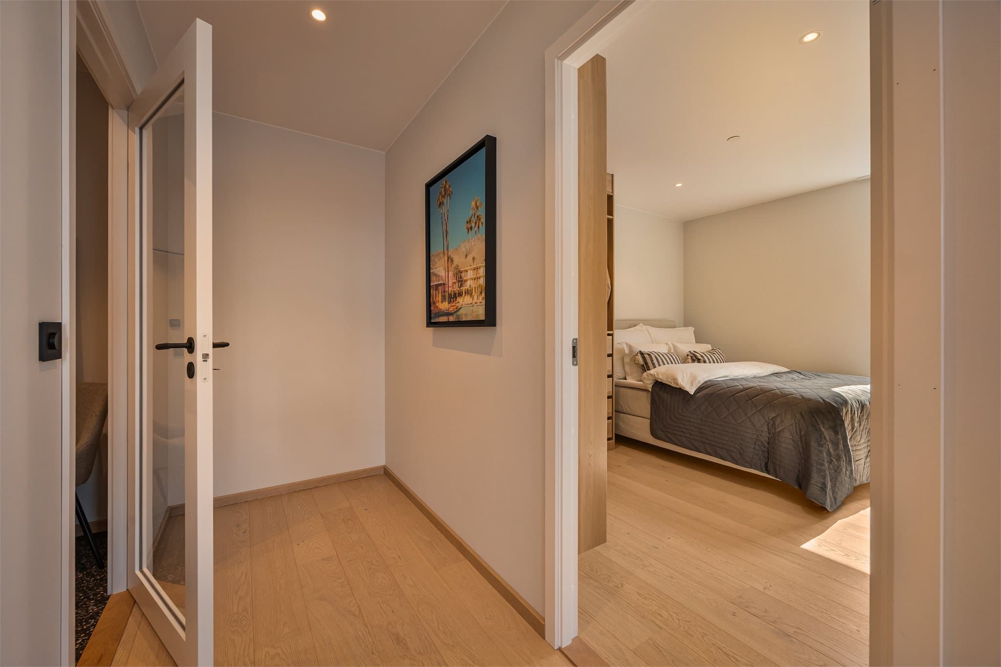 I gangen er det plass til ytterligere oppbevaringsmøblement og det er adkomst til soverom.