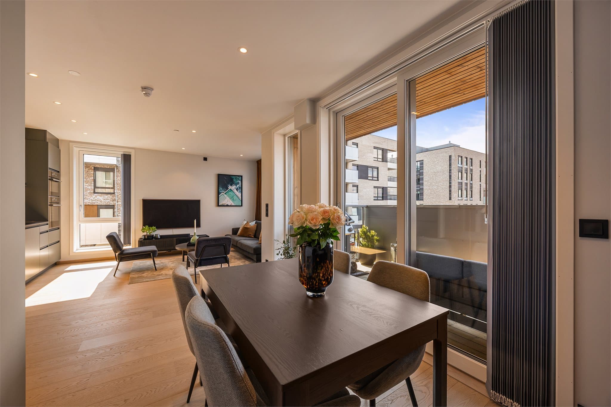 Det er godt med lysinnslipp i leiligheten og det er montert lameller for solskjerming.