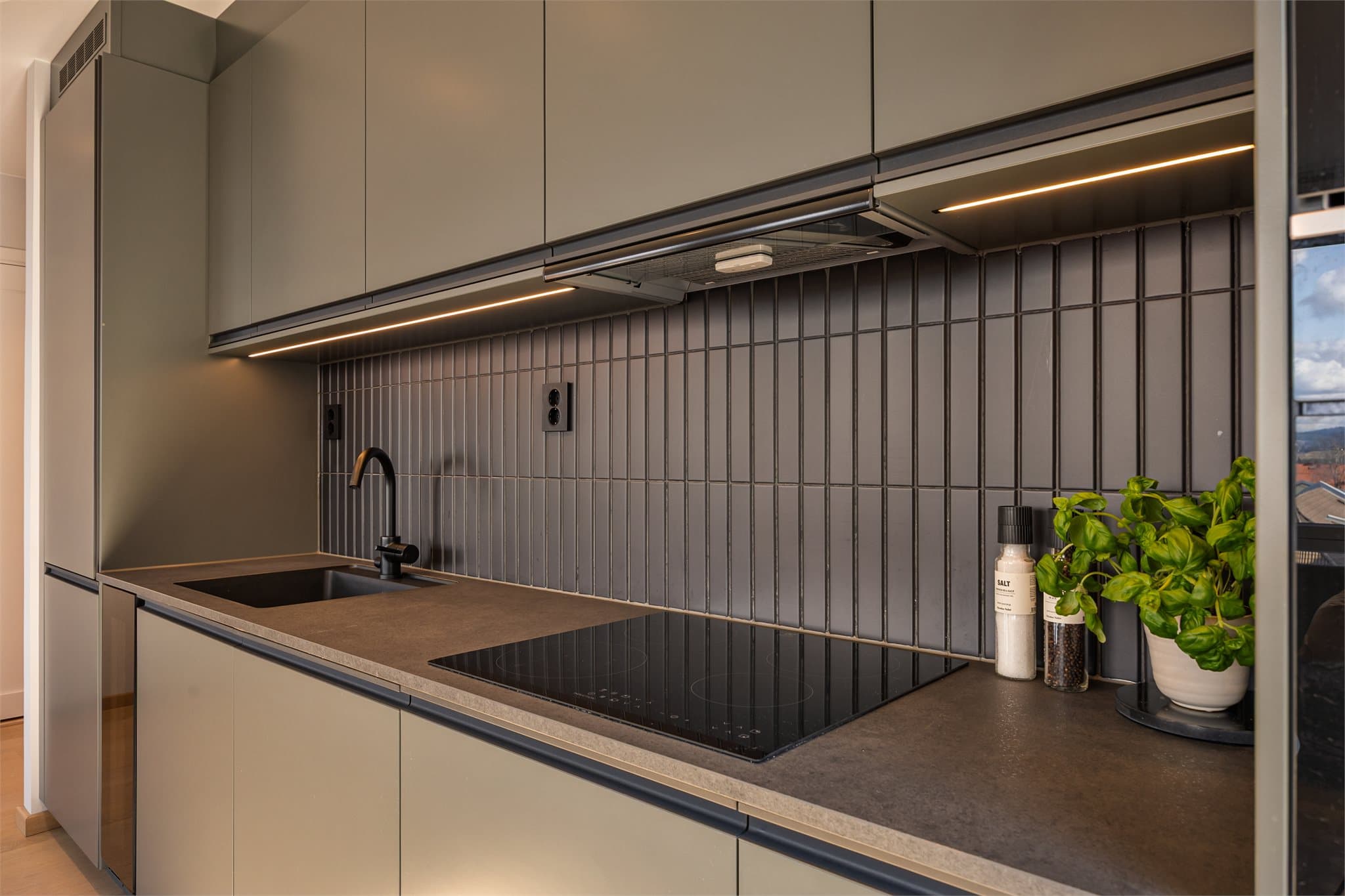 Mellom benk og overskap er det montert fliser.