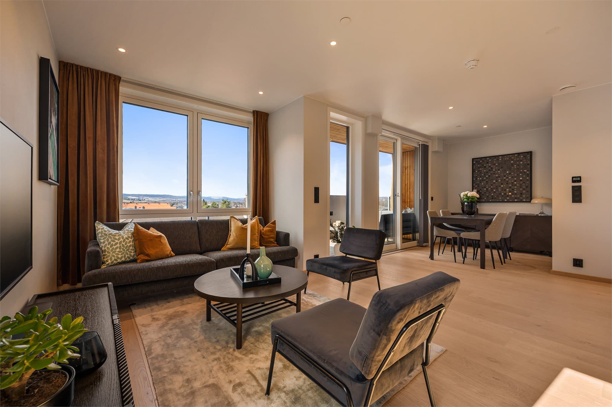 Leiligheten holder lyse fargenyanser på vegger og det er parkett på gulv.