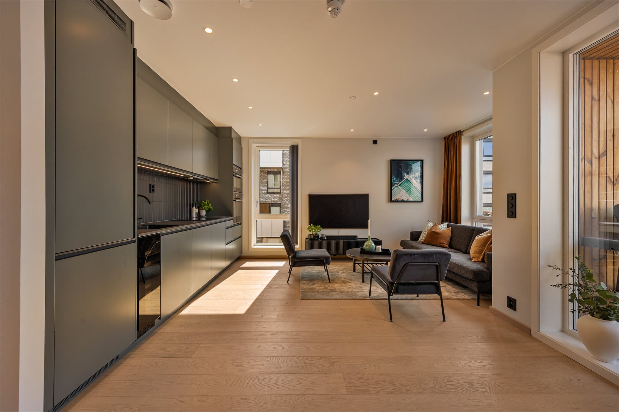 Leiligheten blir oppvarmet ved vannbåren gulvvarme.