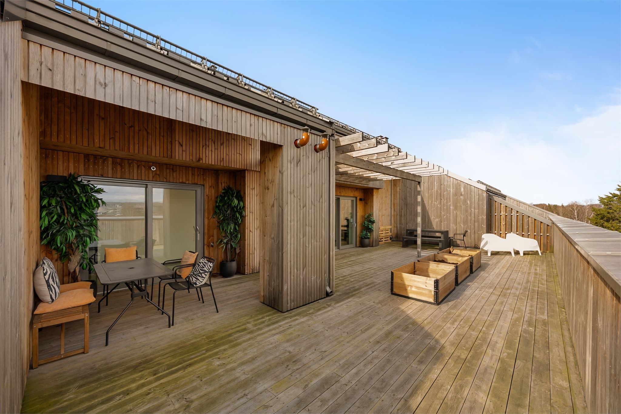 Sameiet har felles takterrasse som kan benyttes av beboerne. Takterrassen er beliggende i nabobygget.