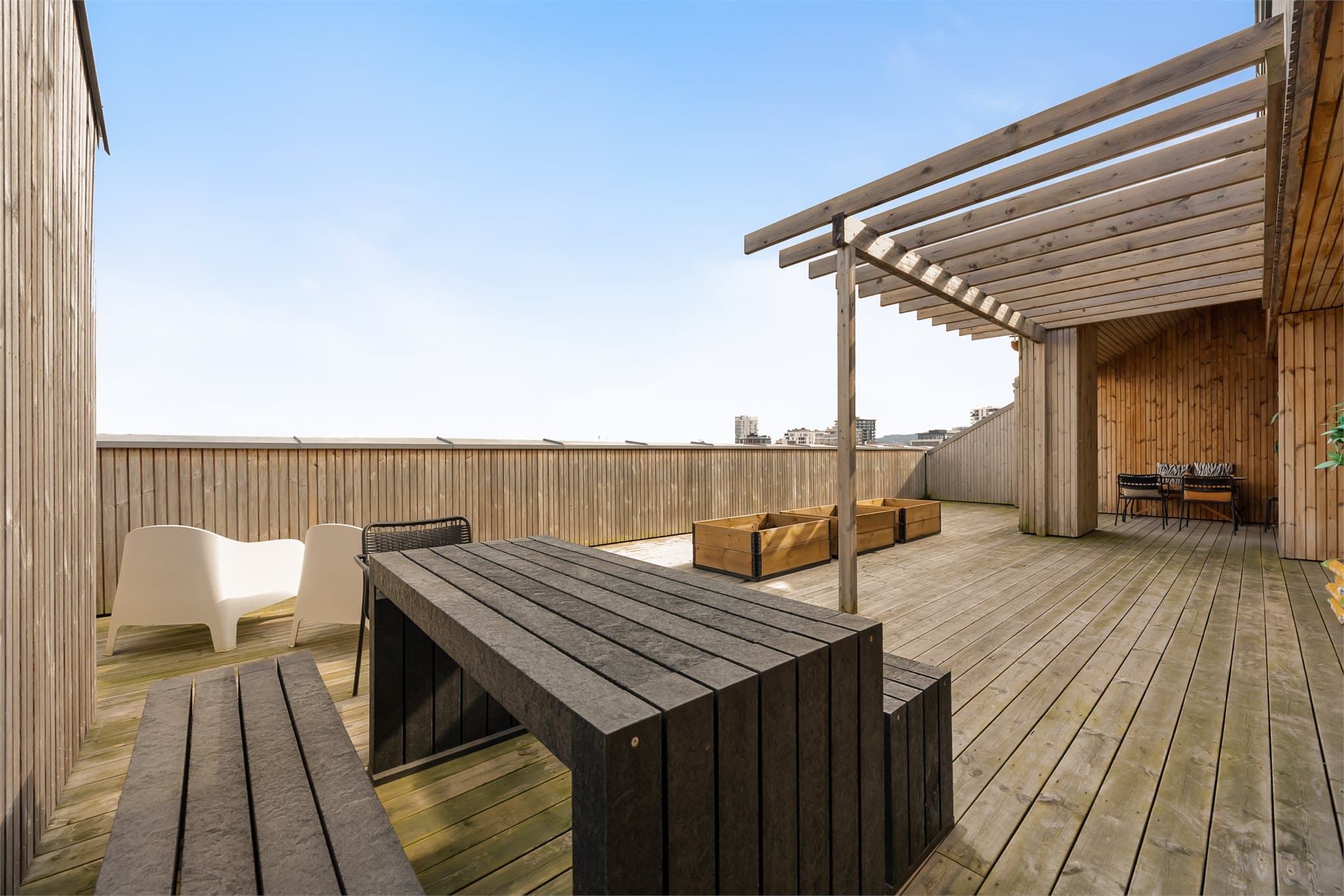 Takterrassen er østvendt og det er satt ut flere sittegrupper.