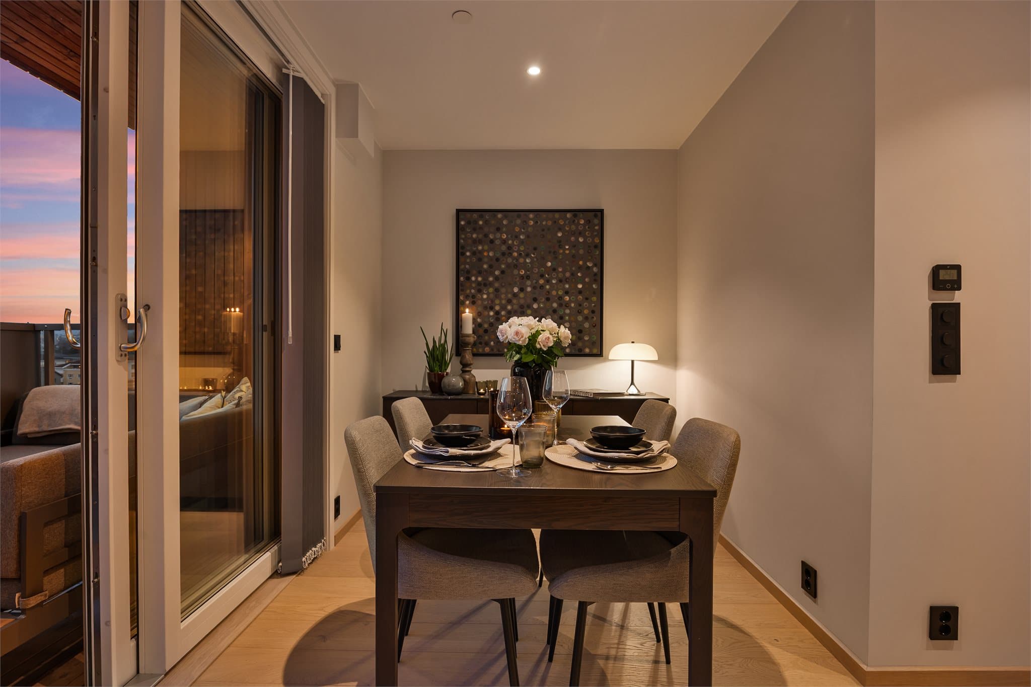 Fra stuen er det utgang til overbygd balkong.