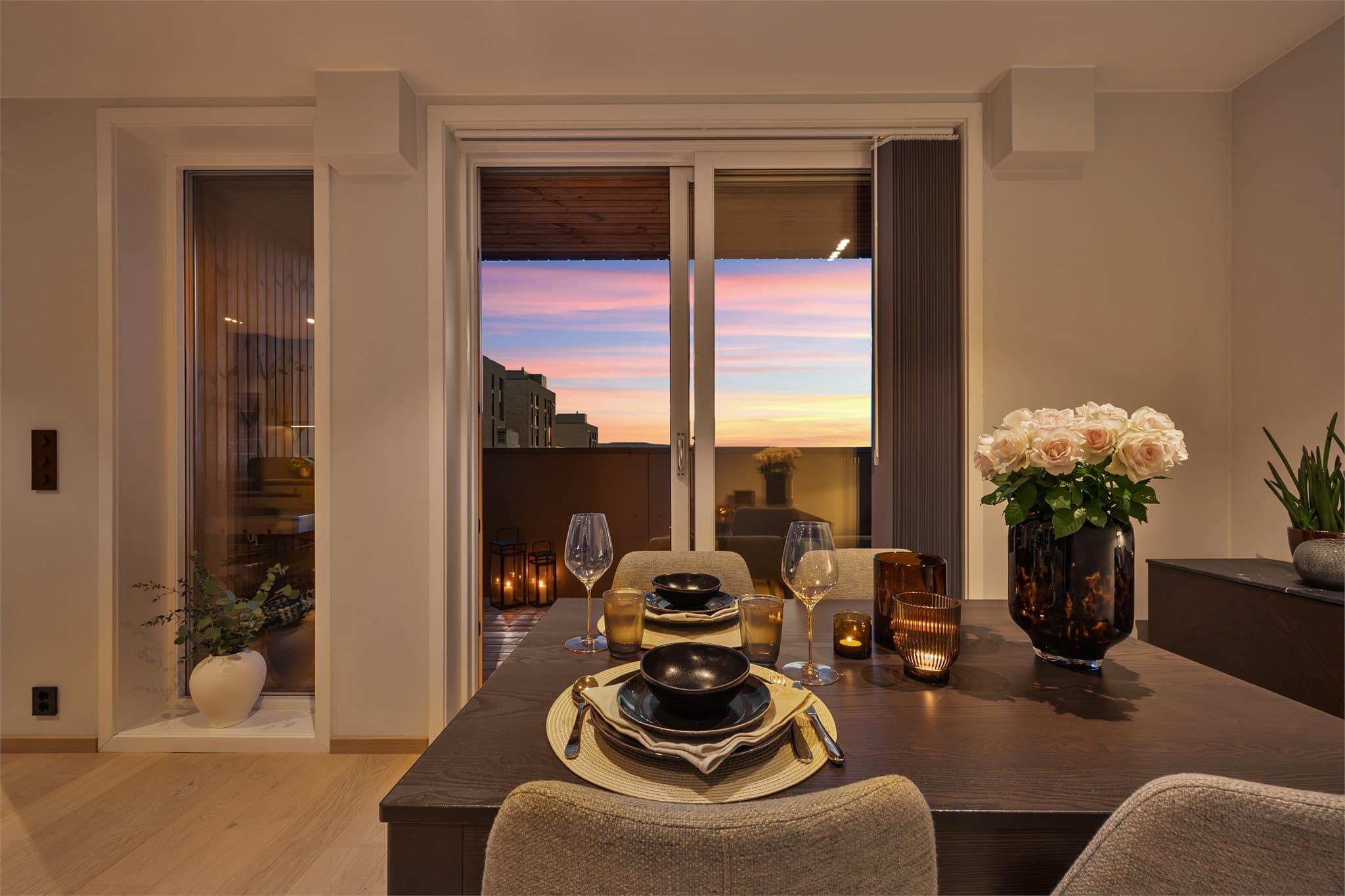 Arealet som i dag er benyttet til spisestue er på byggetegninger avsatt til soverom. Eier har fjernet vegg for å få en større stue.