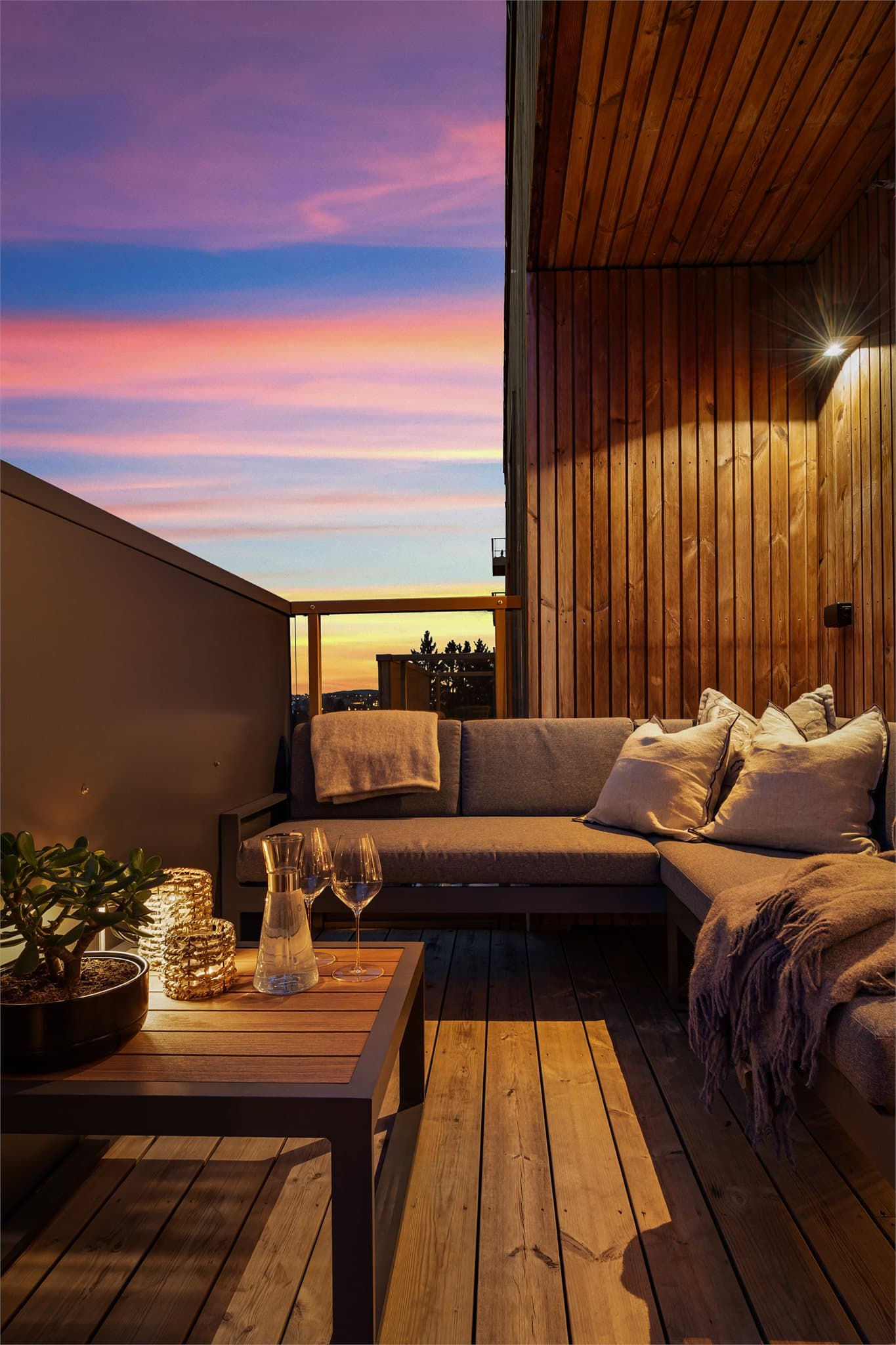 Det er montert utebelysning og utestikk.