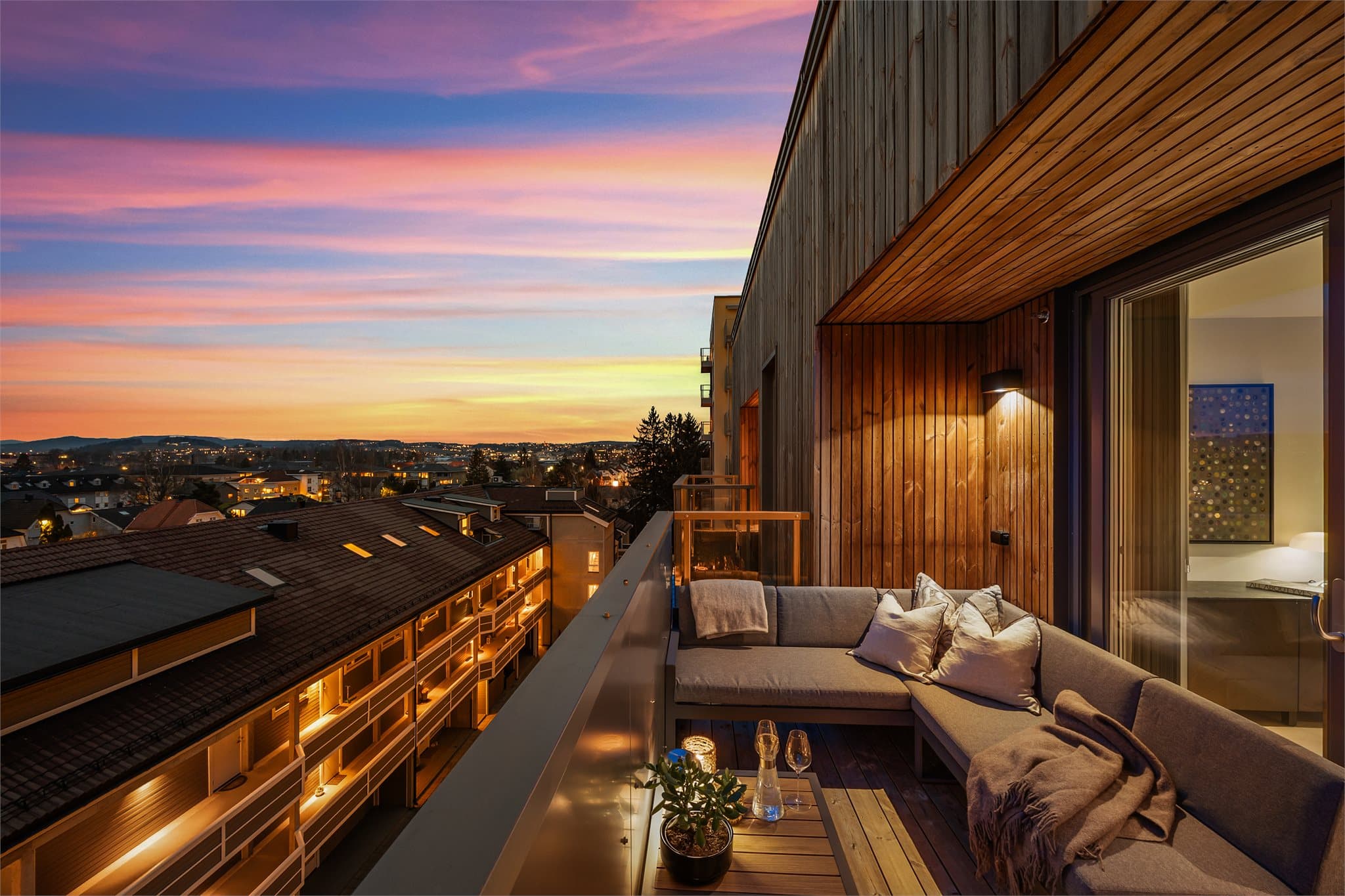 Fra stuen er det utgang til vestvendt balkong på ca. 8 kvm.