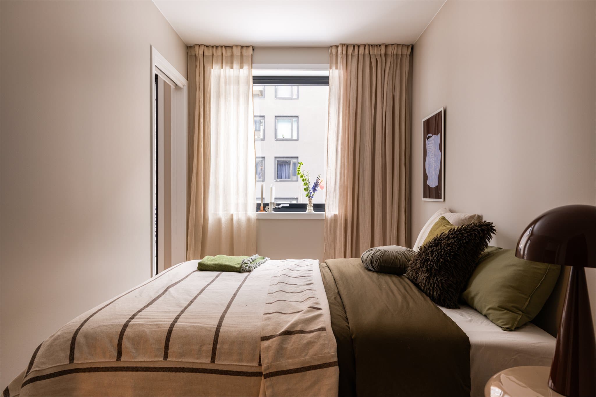 Hovedsoverommet byr på en lun atmosfære og rom for dobbeltseng med tilhørende nattbord.