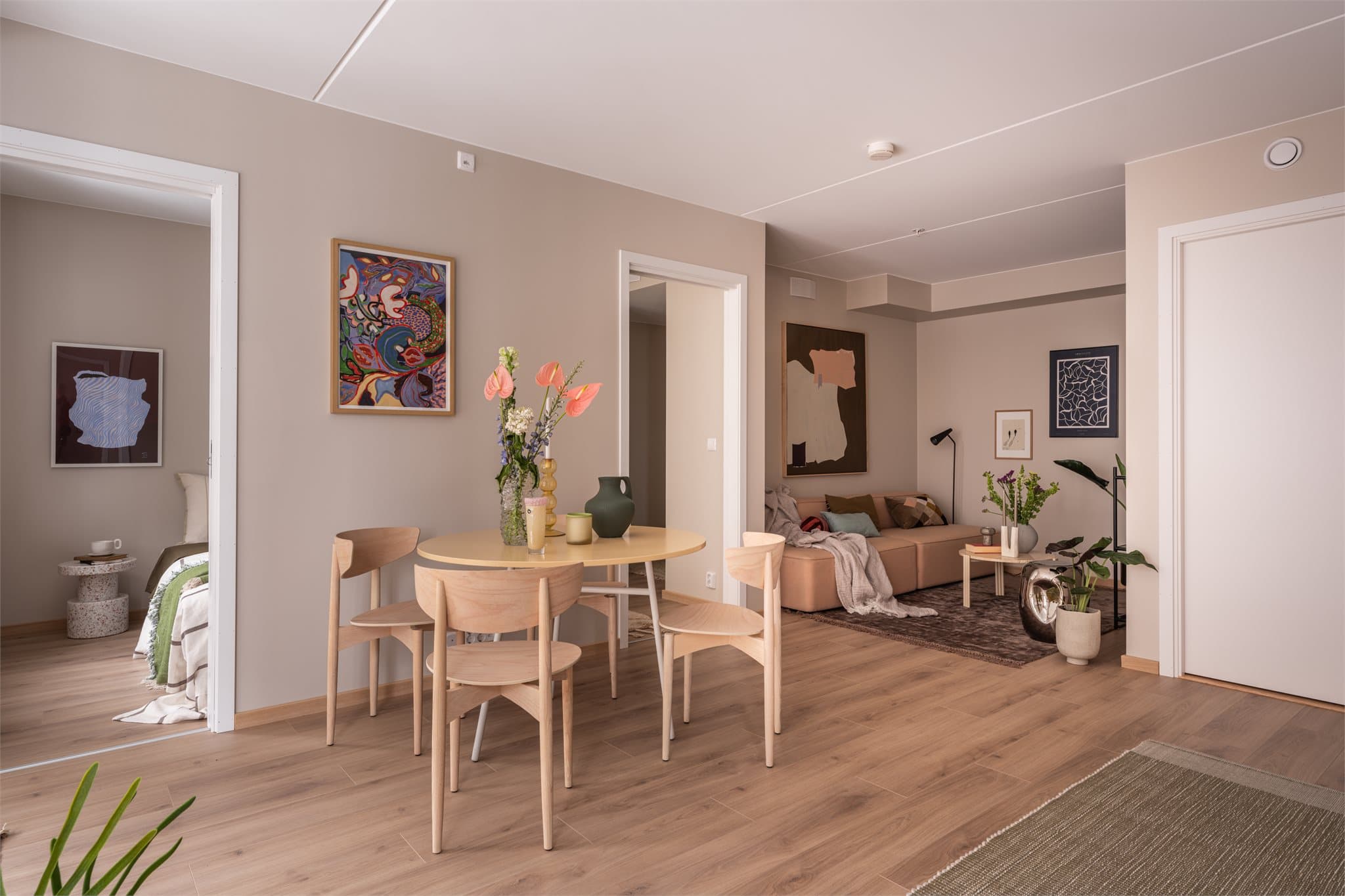 Åpen og funksjonell planløsning med tydelige soner, ideell for både spiseplass og sittegruppe.