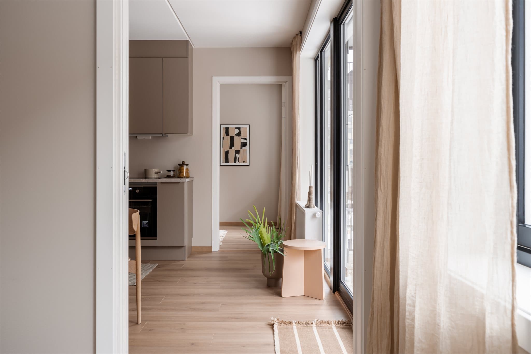 På den andre siden av stuen finner du leilighetens andre soverom.