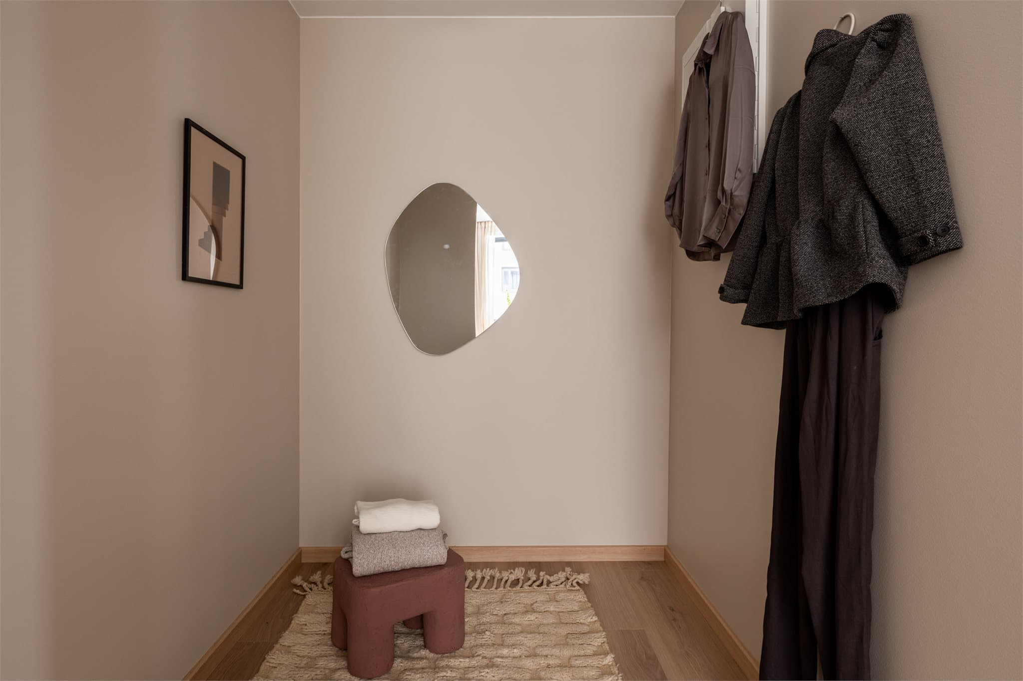 Rommet gir gode muligheter for praktisk oppbevaring med garderobeskap og kommode.