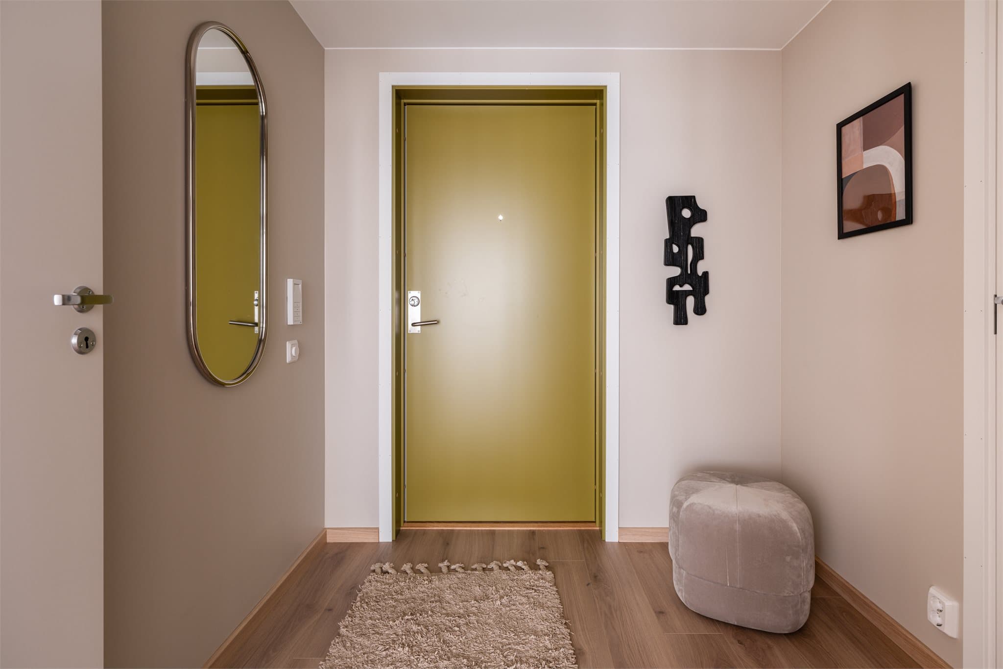 Entréen ønsker deg velkommen med plass til sko, garderobe og kreative innredningsløsninger.