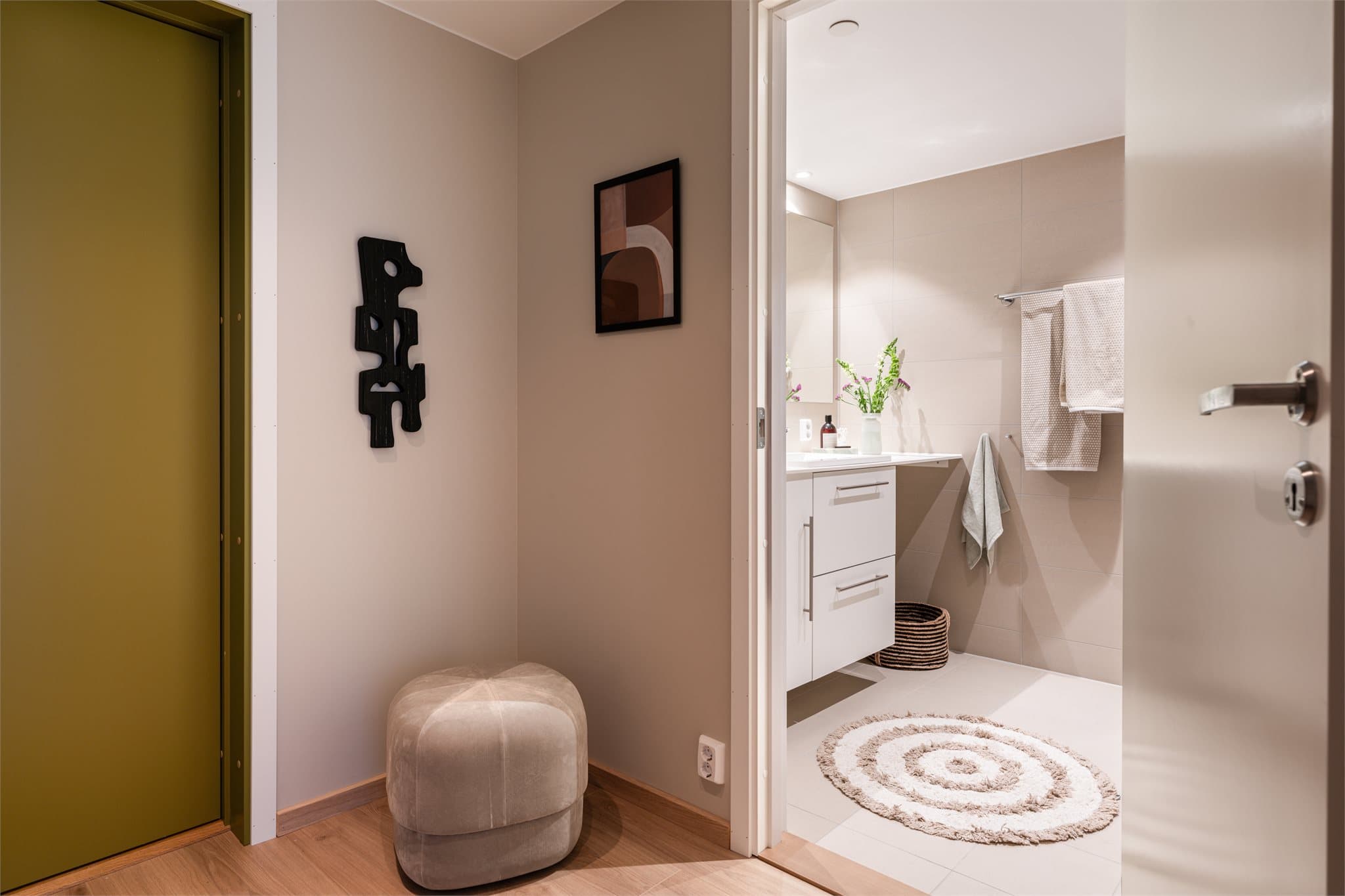 Det flotte baderommet nås enkelt fra gangen, med moderne og smakfull innredning.