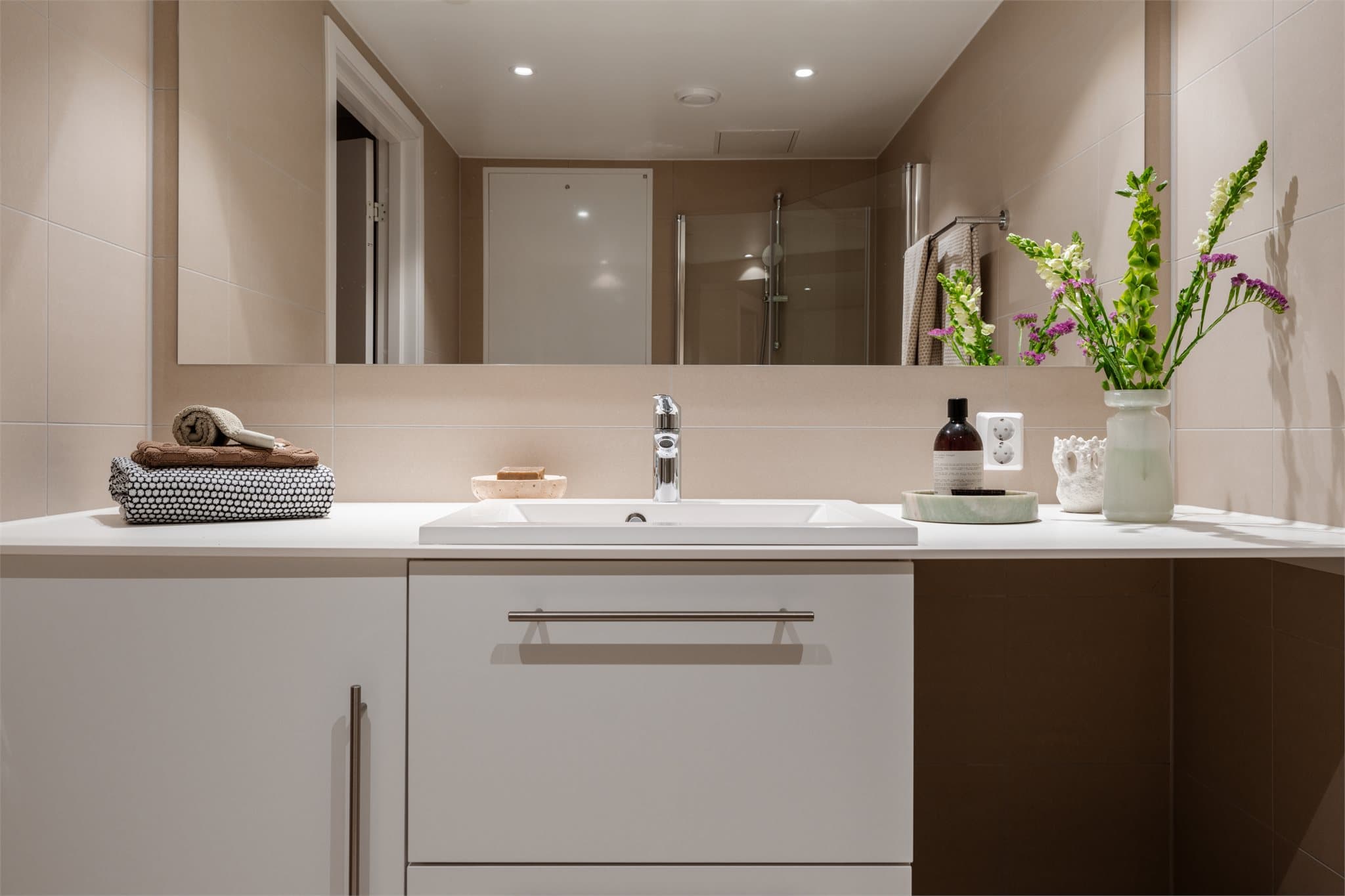 Rikelig lagringsplass kombinert med egen nisje for vaskemaskinen.