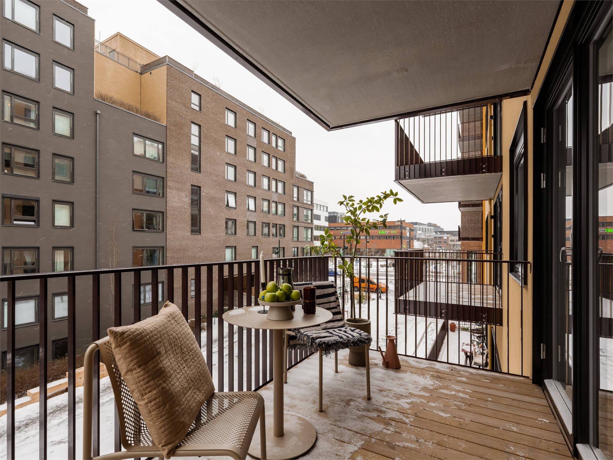 Fra boligen er det adkomst til en romslig, nordvestvendt balkong på 7 m², med rikelig plass til sittegruppe og øvrig utemøblement.