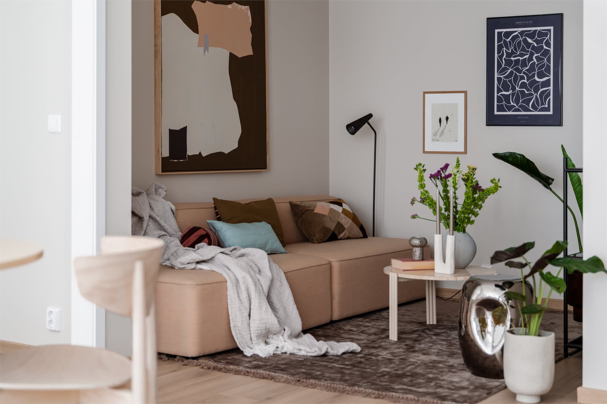 Leiligheten er nyoppført og ble overtatt i slutten av januar 2026. Den er helt ubebodd og er klar for ny eier.