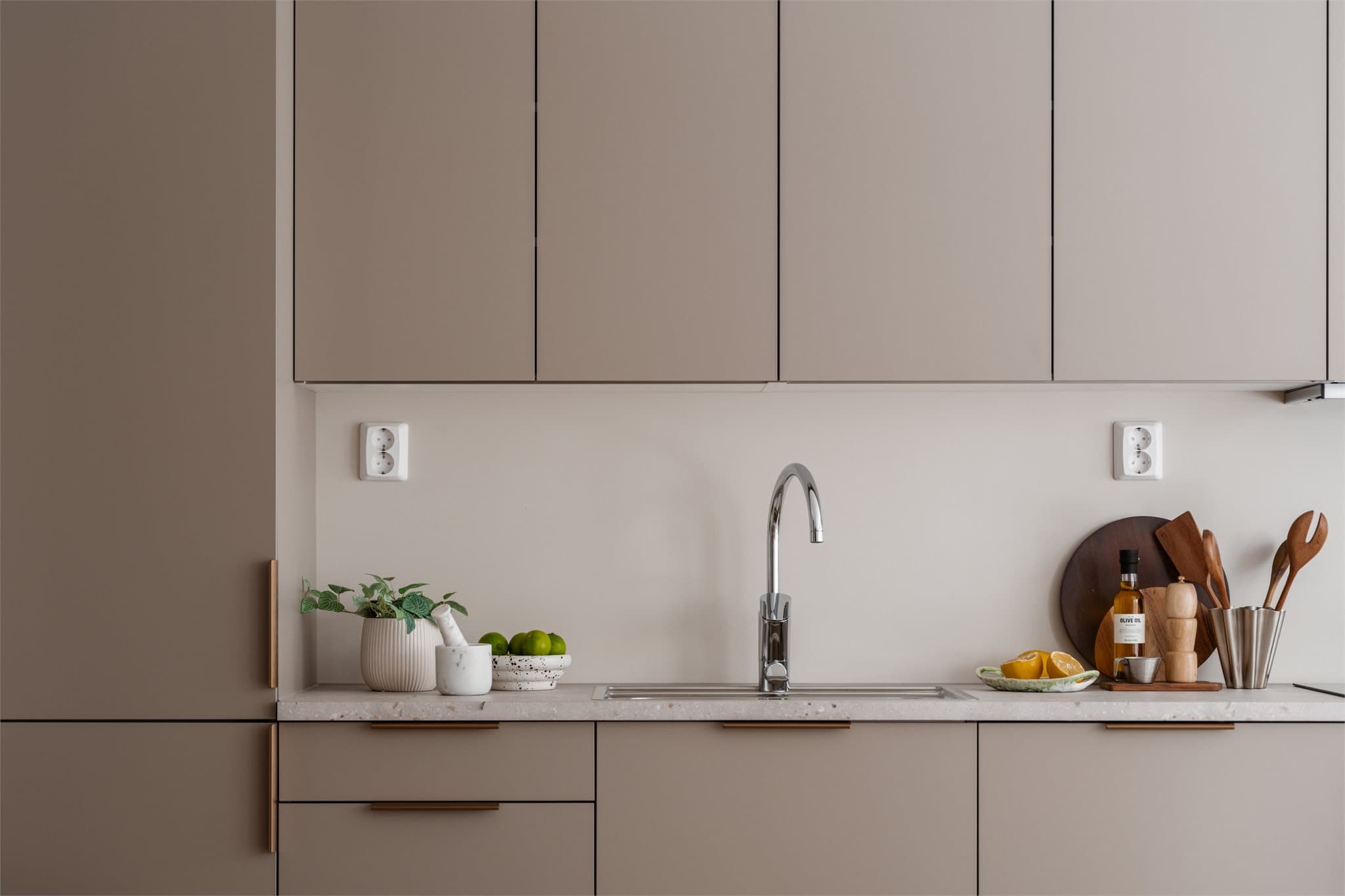 Kjøkkenet tilbyr generøs skap- og benkeplass for optimal funksjonalitet.