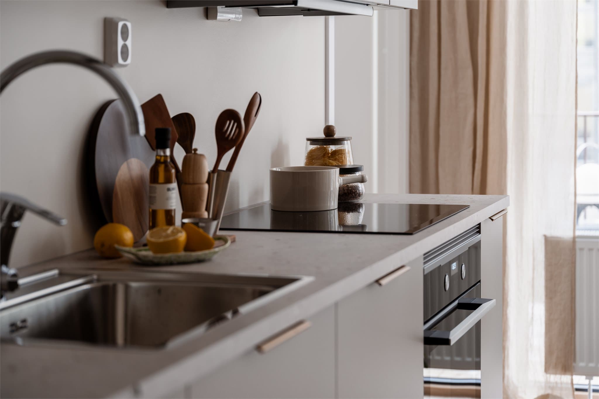 Kjøkkenets gjennomtenkte detaljer og stilrene finish.