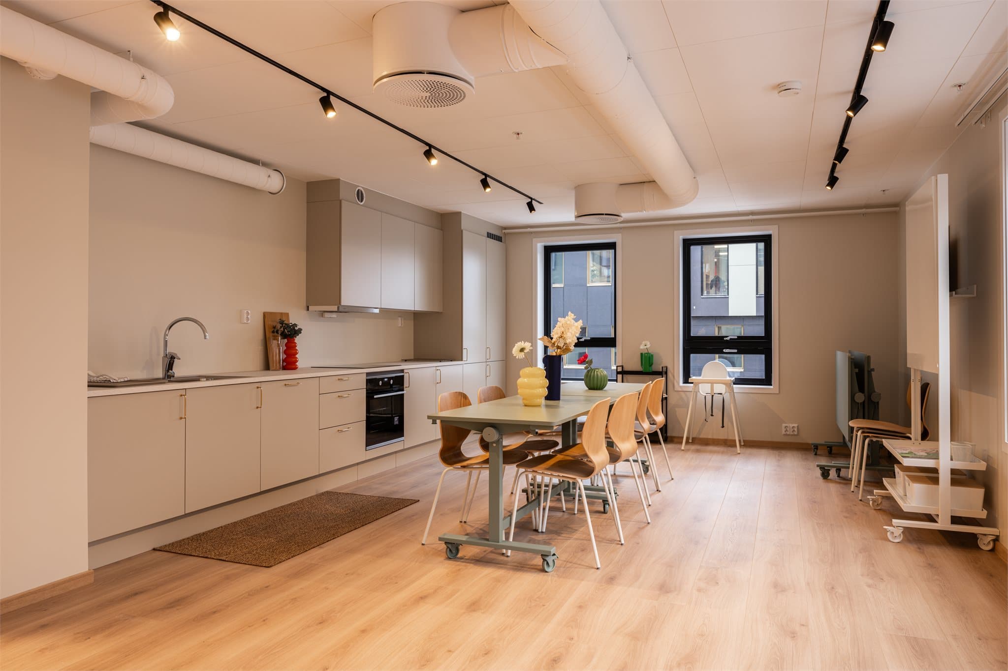 Beboerne får tilgang til mange flotte fellesrom. Perfekt om man vil invitere venner og familie til sosiale lag.