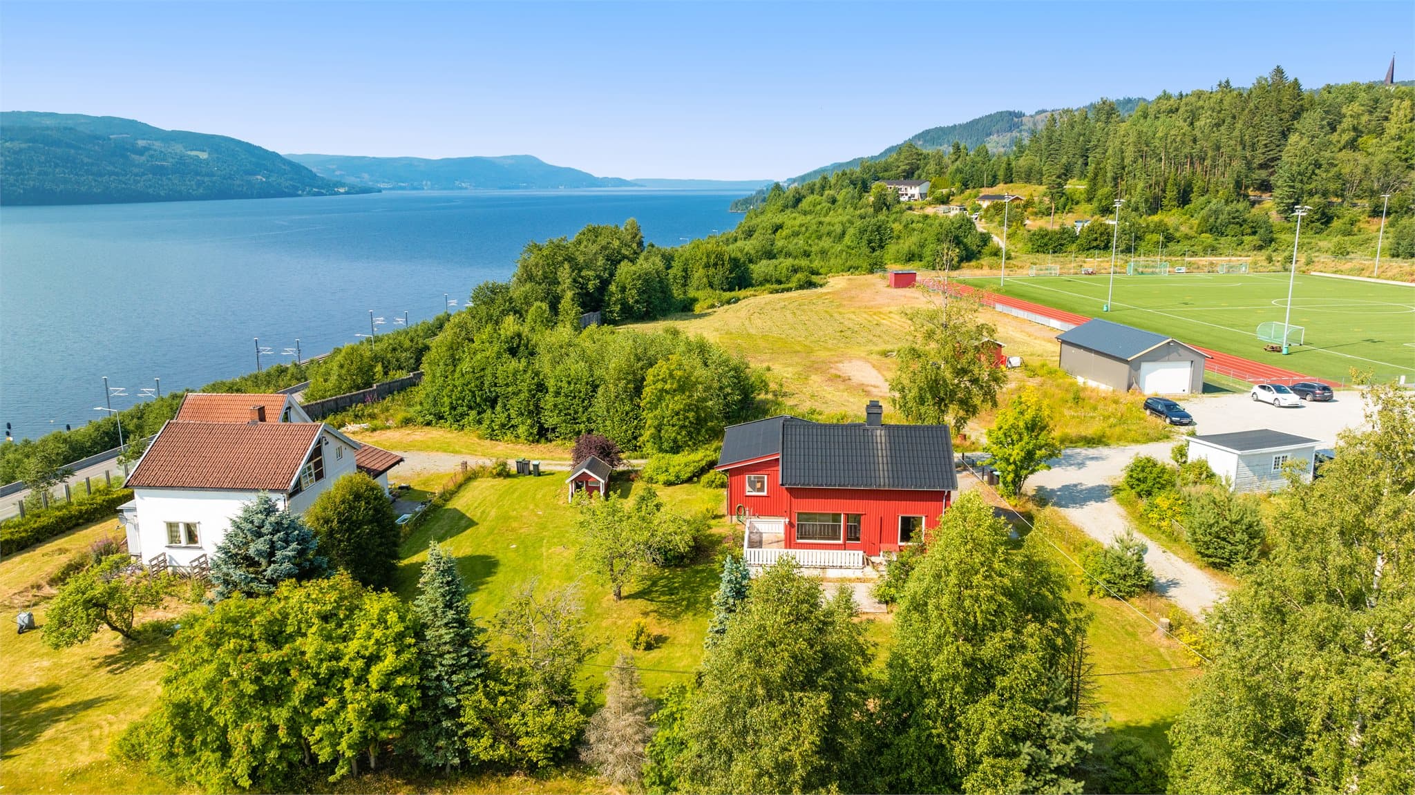 Kort vei til både idrettsplassen og Mjøsa.