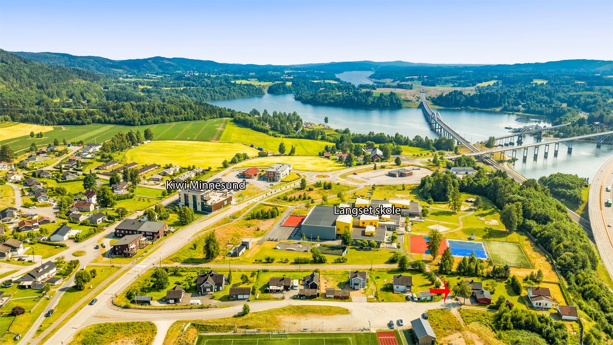 Sentralt på Minnesund mellom Langset skole og idrettsplassen. Dagligvare en liten rusletur unna.