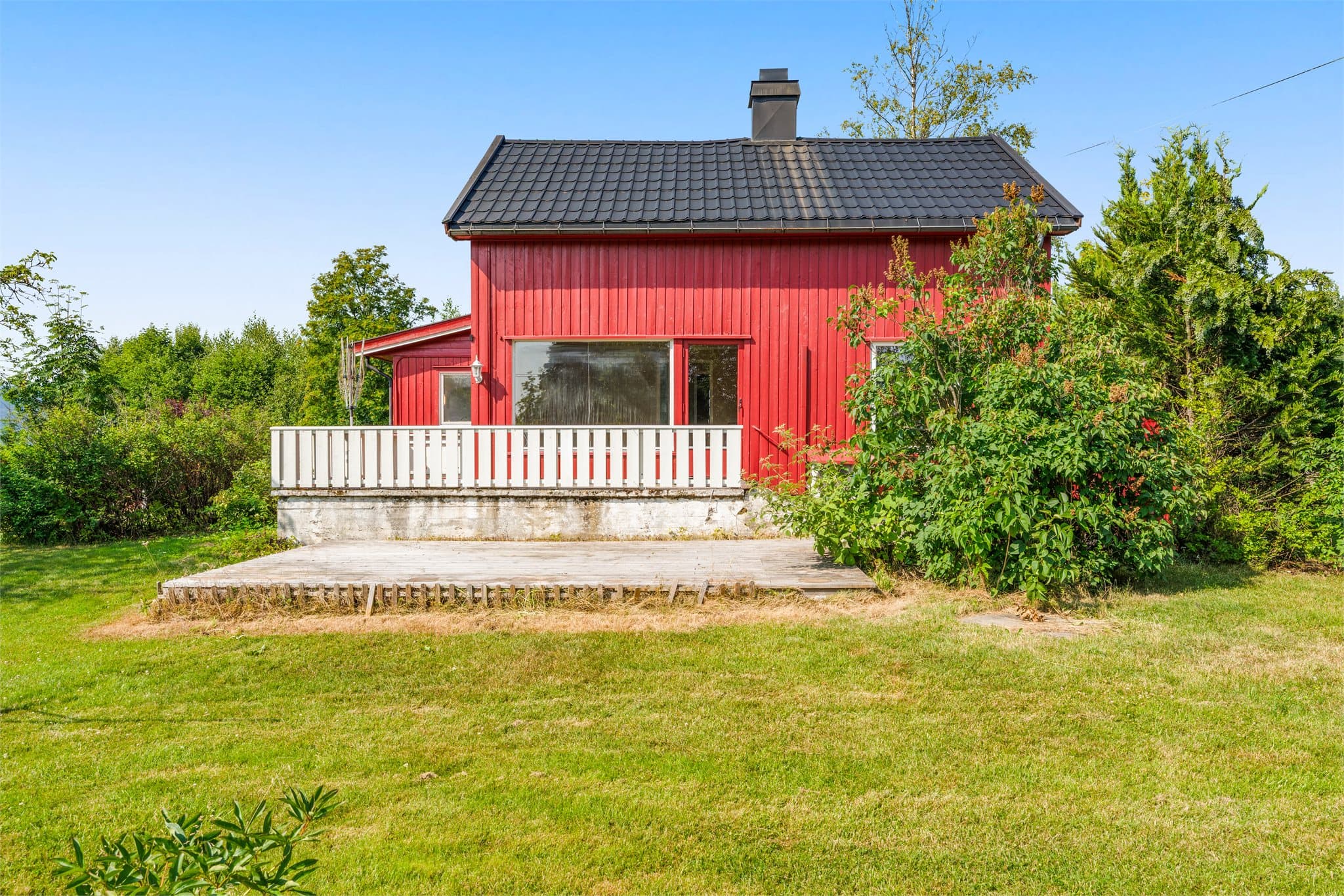 Boligen har en nydelig hage og flere fine uteplasser hvor utelivet kan nytes gjennom året.