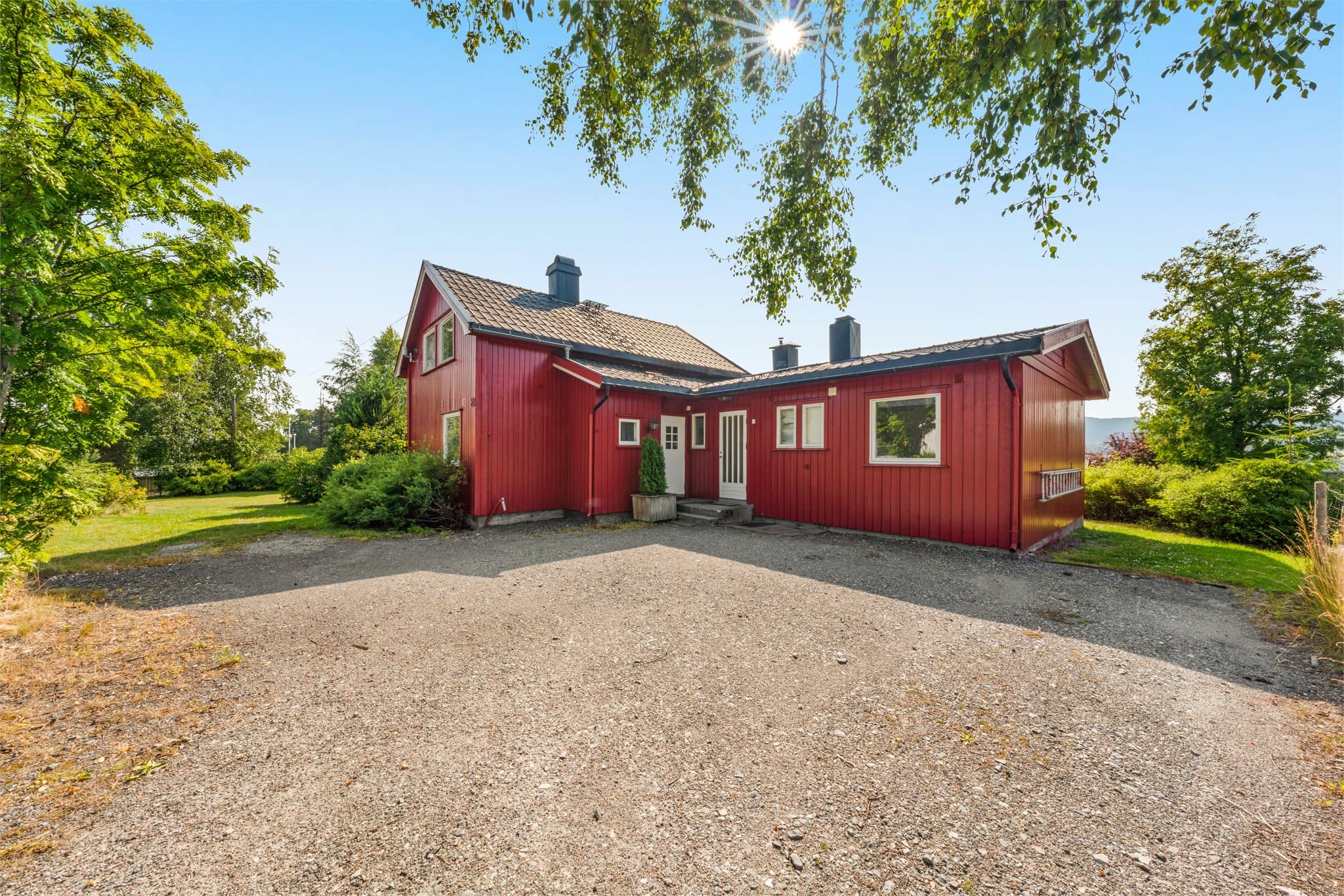 Eiendommen er av god størrelse og det er godt med biloppstillingsplass.