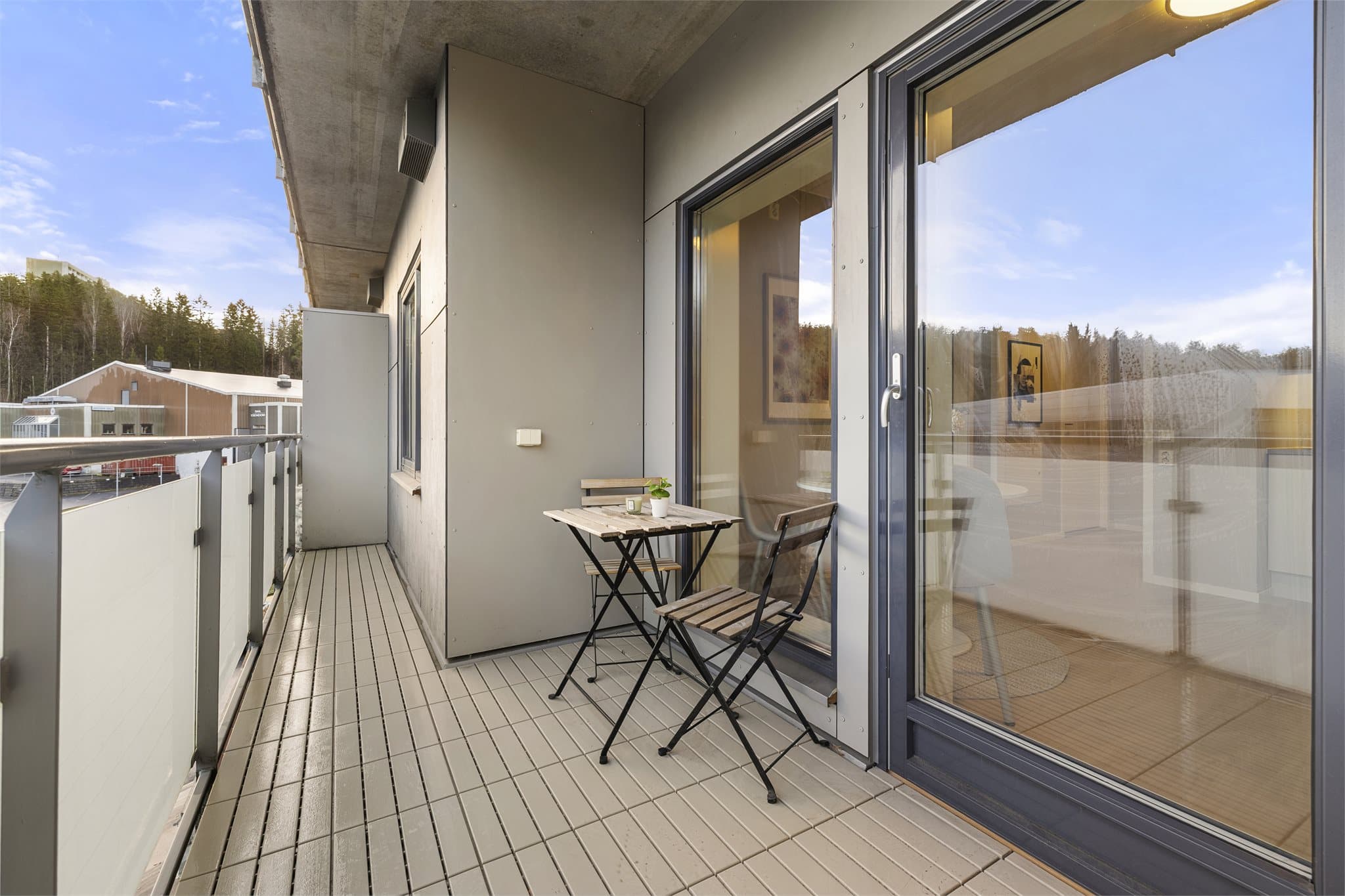 Østvendt balkong med plass til sittegruppe og hyggelige morgenstunder.