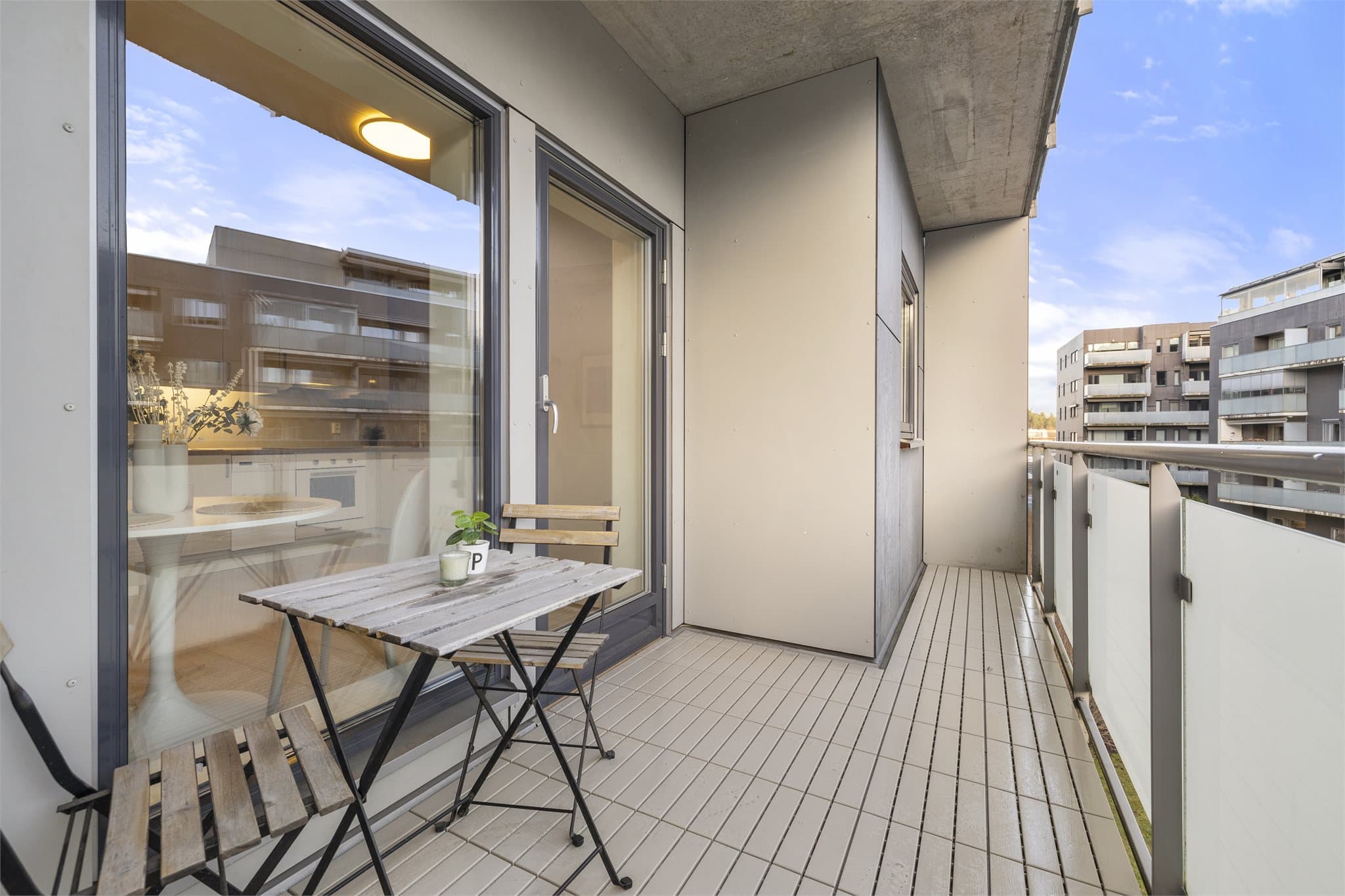 Balkongen fungerer som en fin forlengelse av stuen i sommerhalvåret.