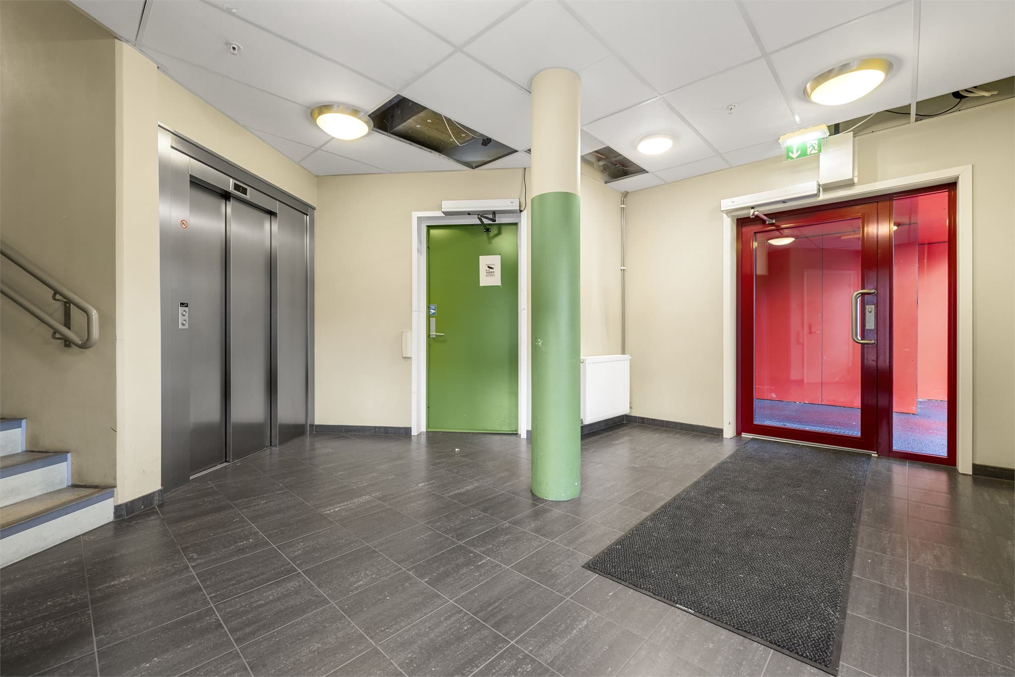 Inngangsparti i blokken med heis.