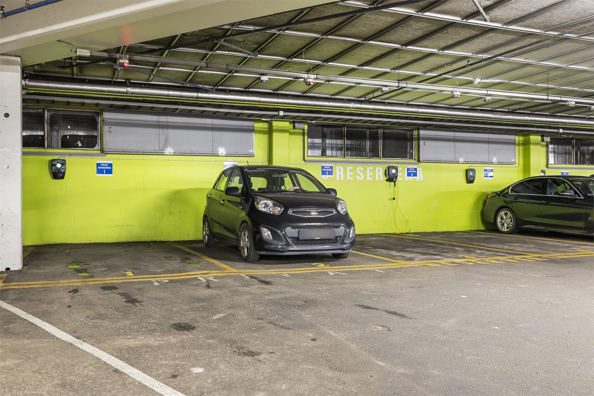 Leiligheten disponerer parkeringsplass nr. 1, med god størrelse og svært god plassering, uten parkeringsplass direkte ved siden av, noe som gir ekstra rom og enkel inn- og utkjøring.