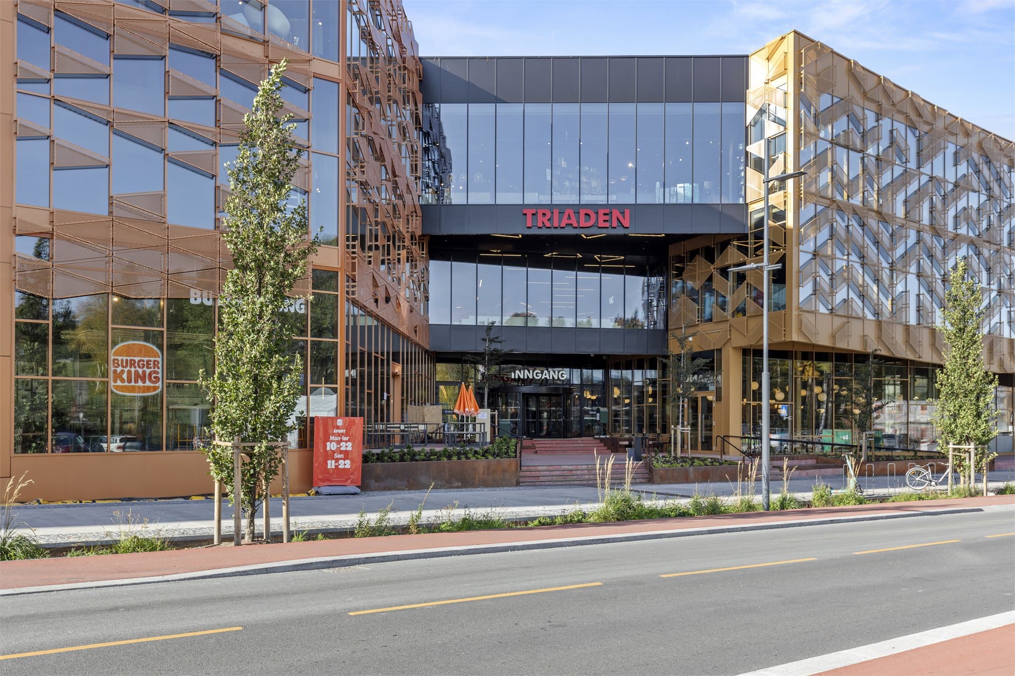 Triaden Lørenskog Storsenter ligger i gangavstand med et bredt utvalg av butikker, serveringssteder og tjenester.