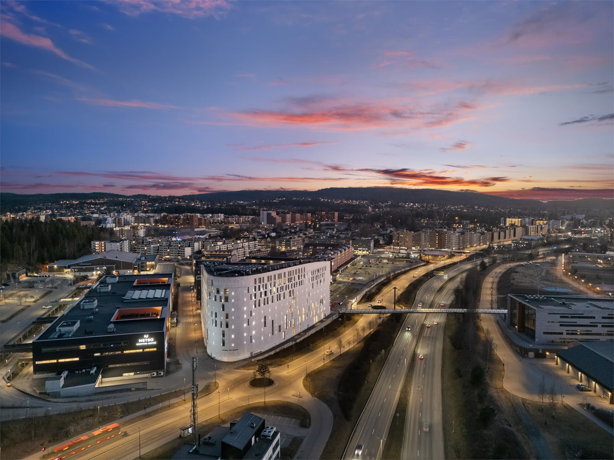 Boligen har en svært sentral og attraktiv beliggenhet i Lørenskog, med direkte tilknytning til Metro senteret. Fra leiligheten kan du gå tørrskodd inn på senteret.