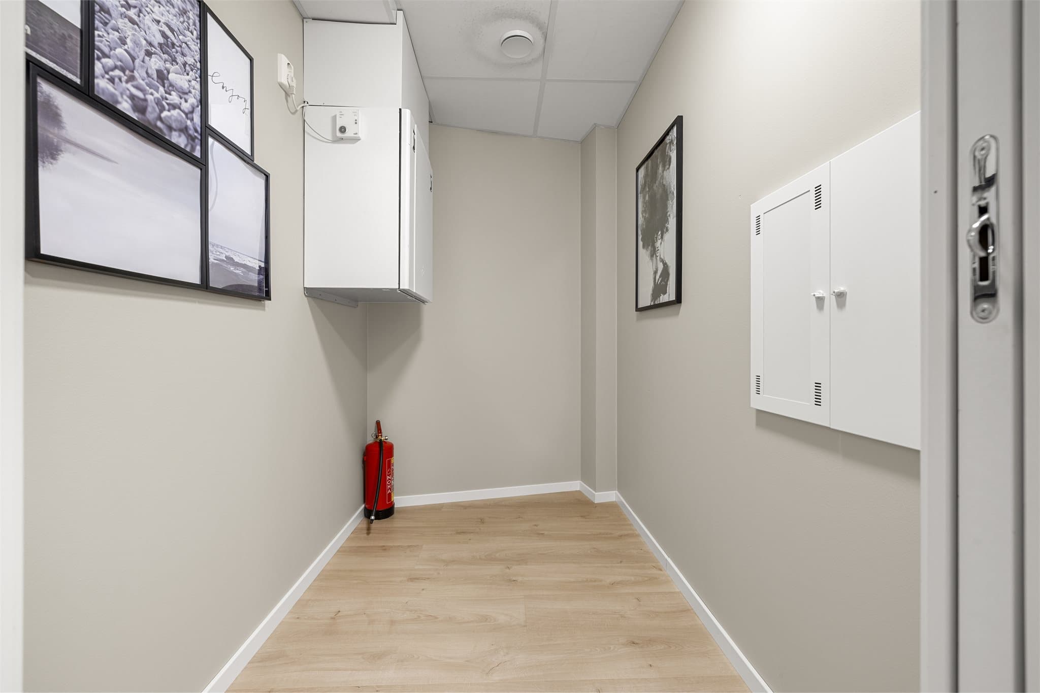 Boligen disponerer en innvendig bod som gir god plass til oppbevaring.