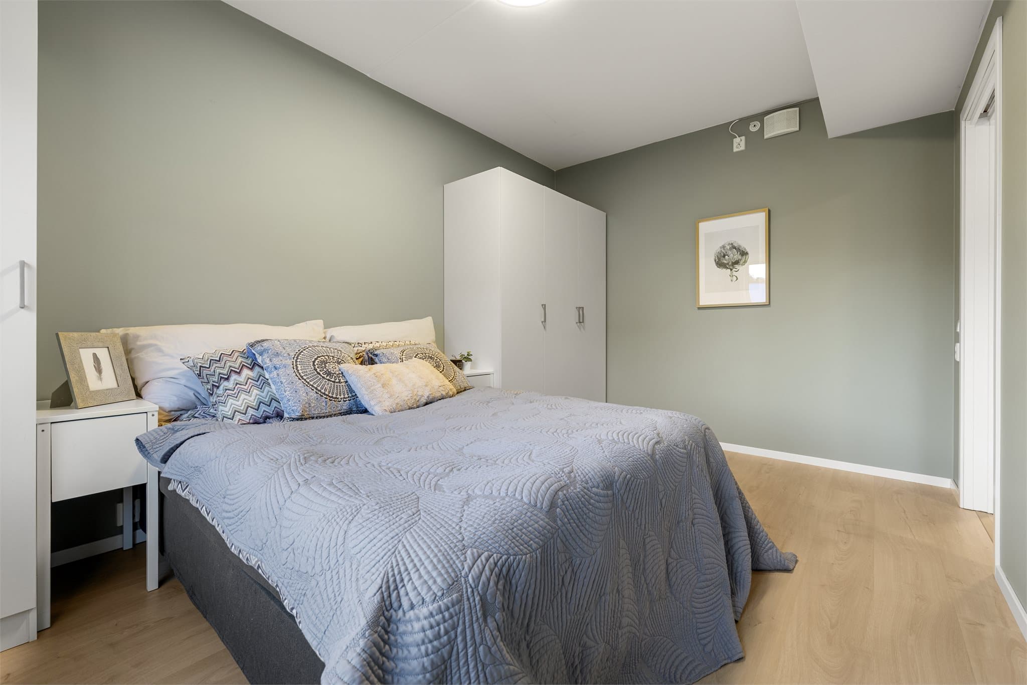 Garderobeløsningen gir god og praktisk oppbevaringsplass.