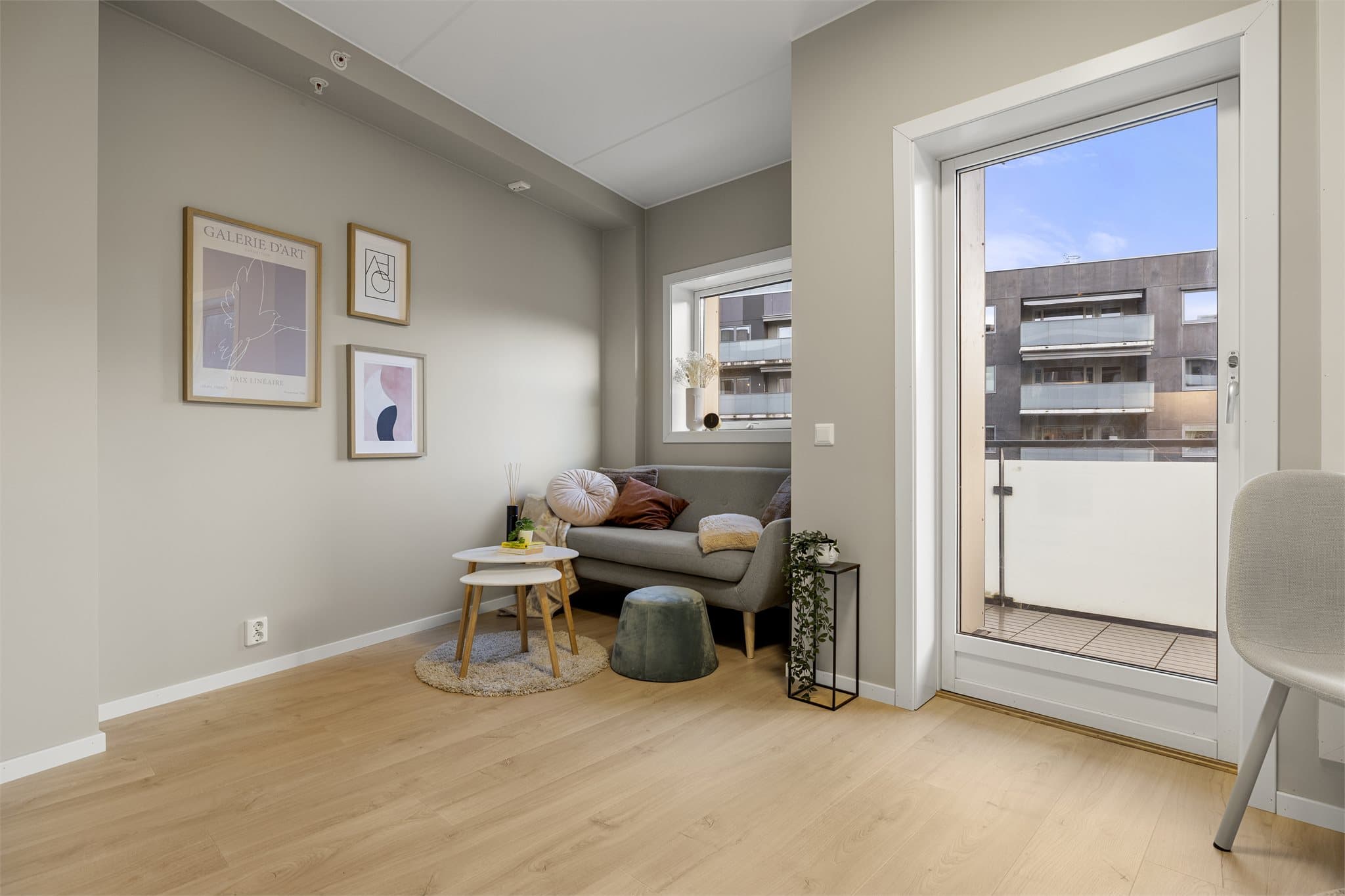 Fra stuen er det utgang til balkongen.