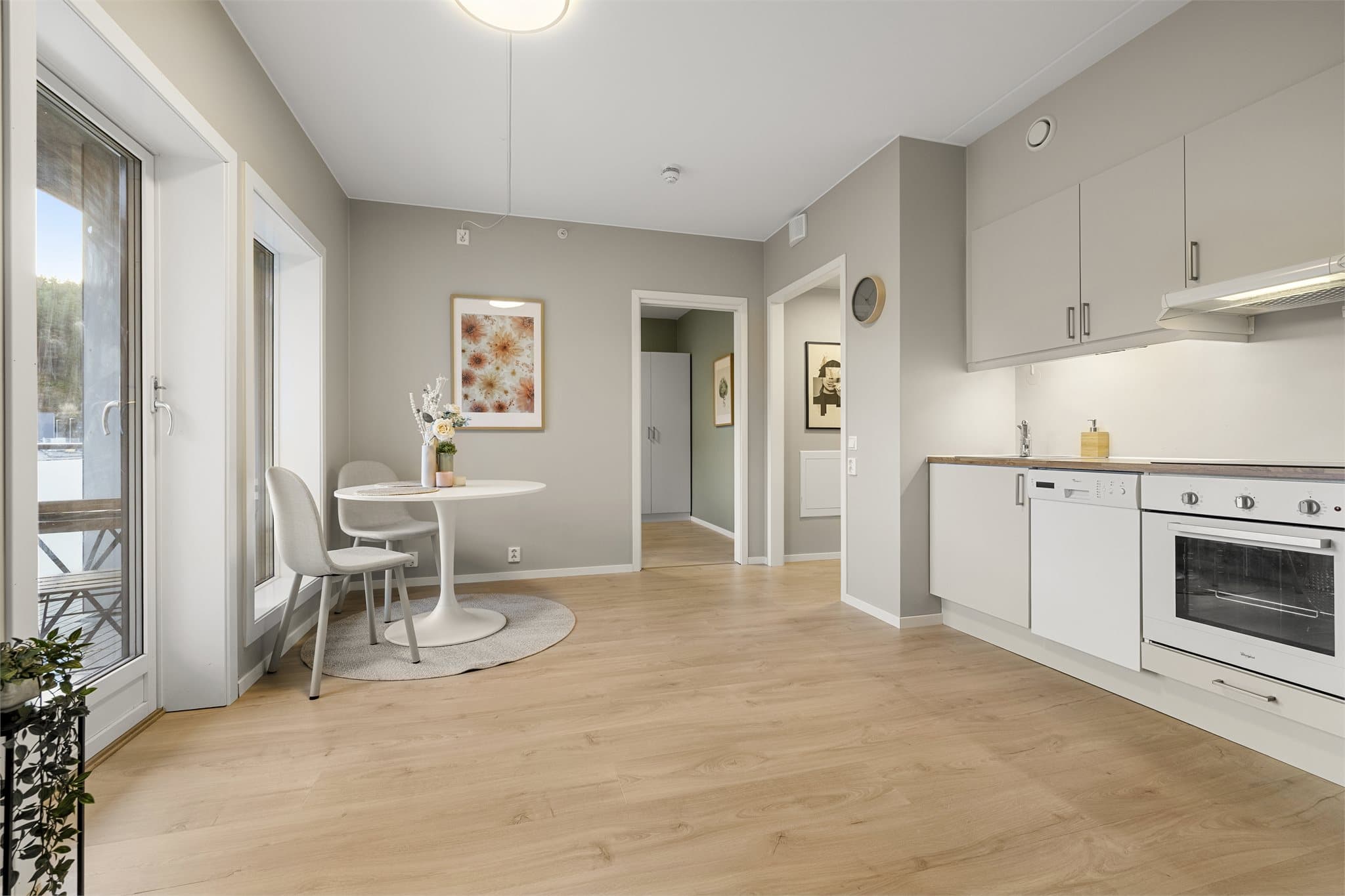 De store vindusflatene slipper inn rikelig med lys.