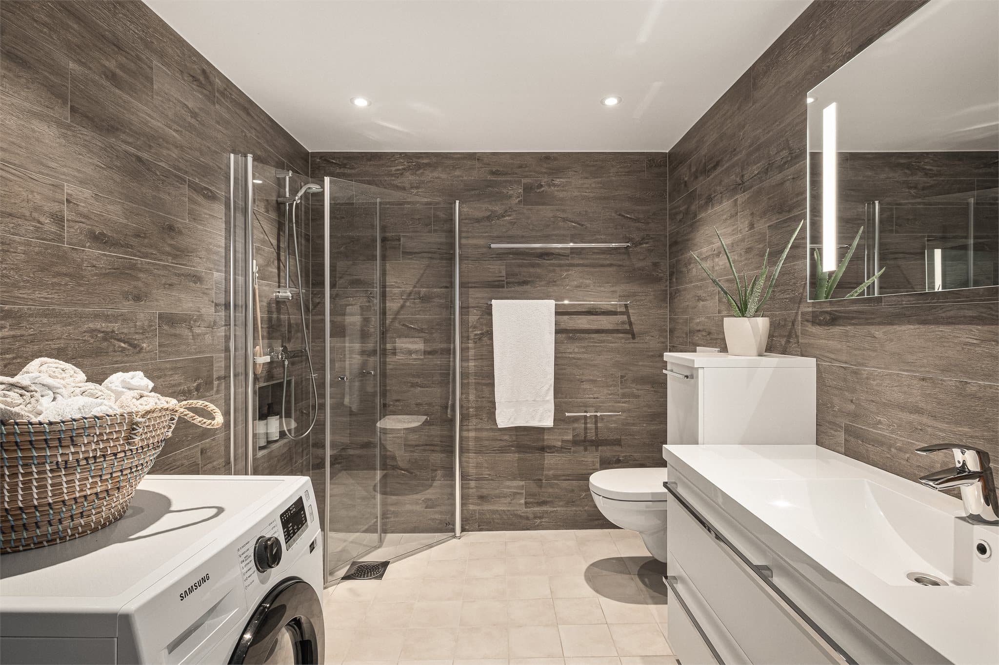 - Pent helflistet bad med behagelig varme i gulv og downlights i himling -