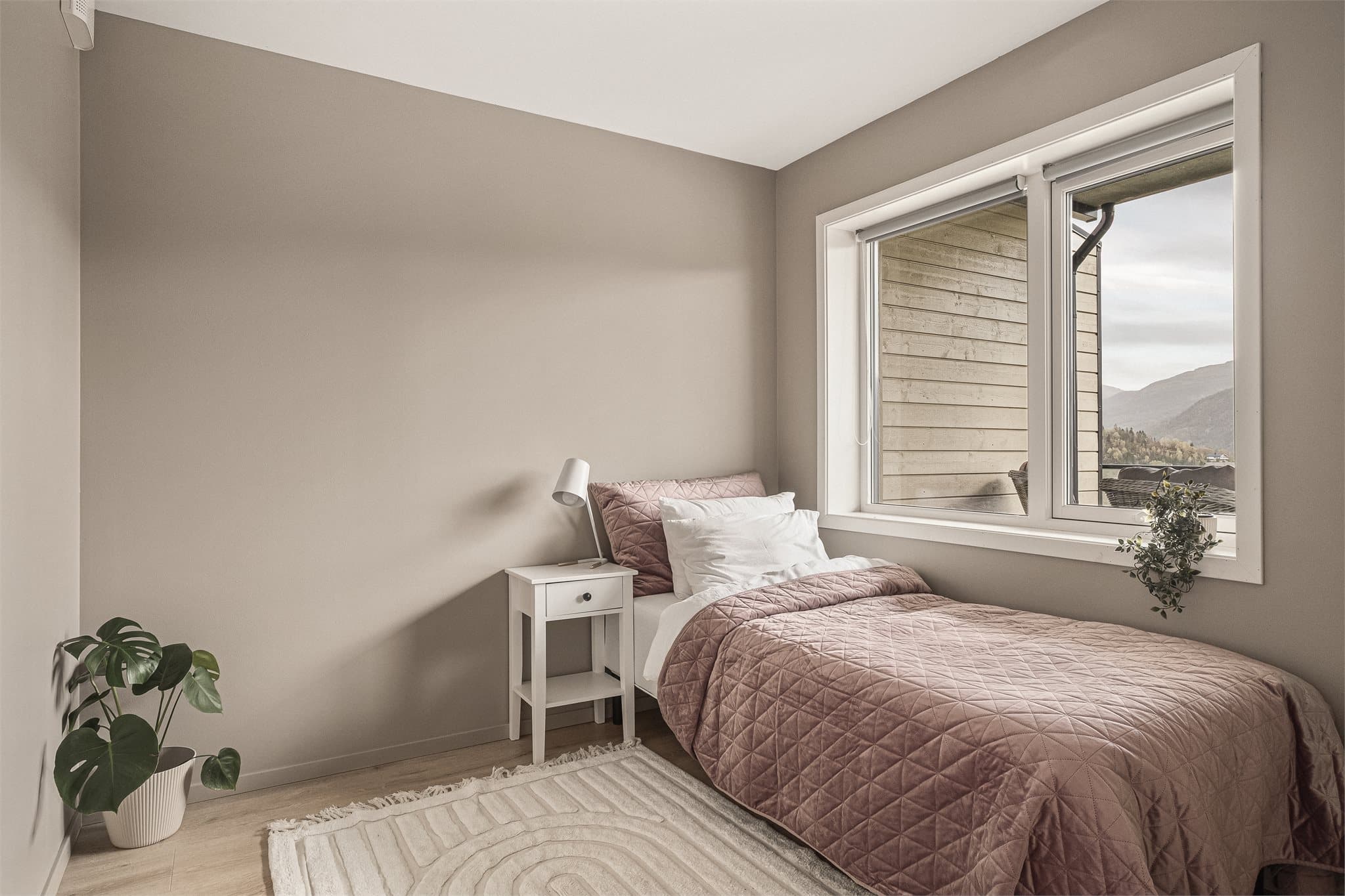 - Soverom 2 ligger ved stuen og måler 7,3m²