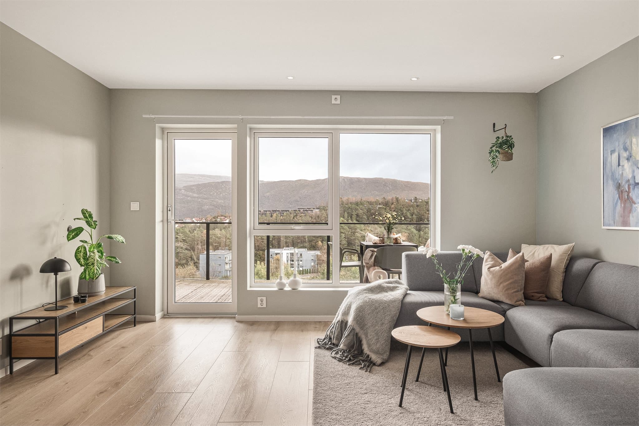 - Fra stuen har man direkte tilkomst til den herlige uteplassen -